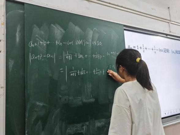 我院顺利开展数学文化节系列活动之 “数学之星”最强争霸赛复决赛