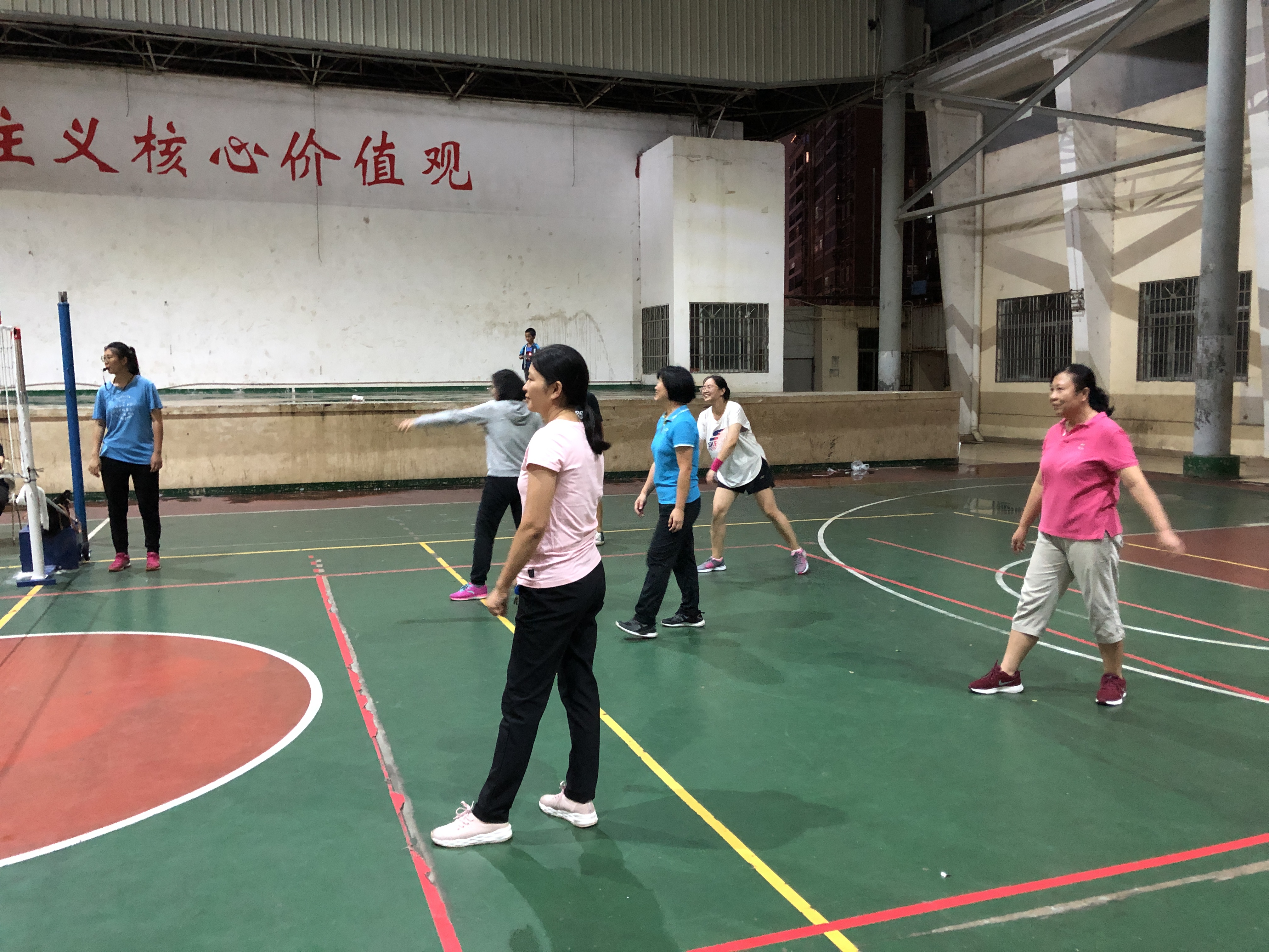我院工会积极组织教工参加校排球比赛
