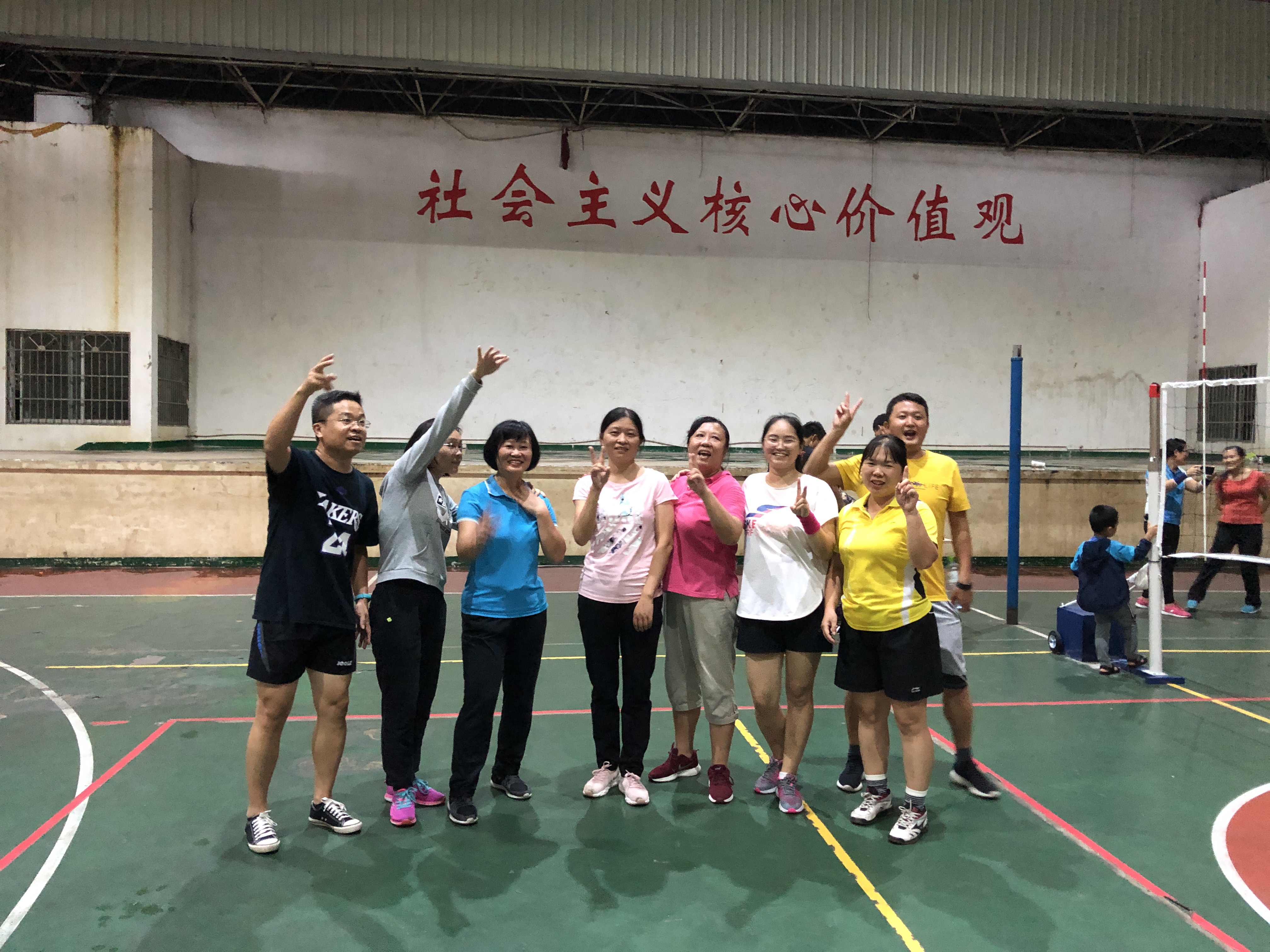 我院工会积极组织教工参加校排球比赛