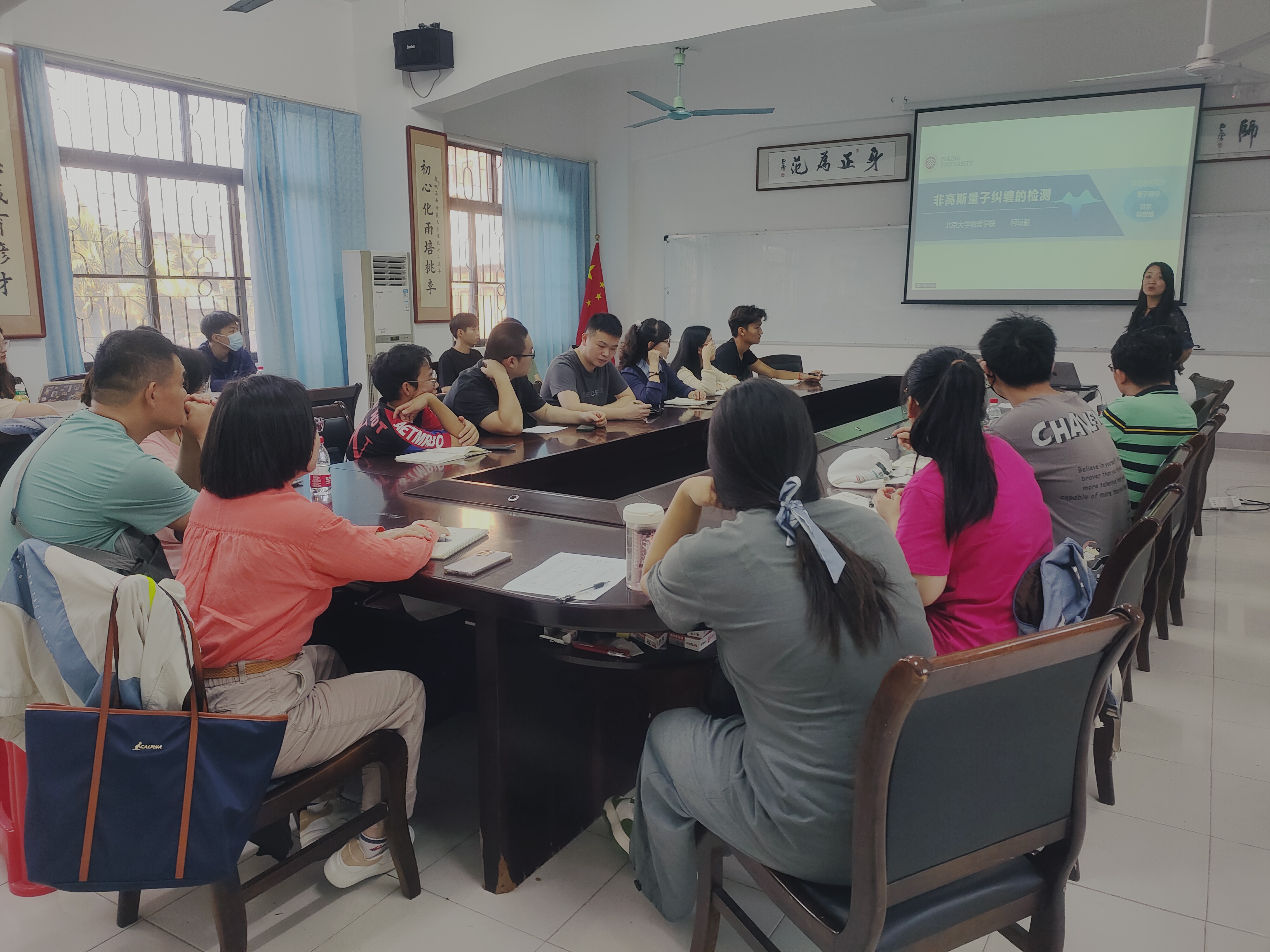 北京大学何琼毅教授来我校讲学