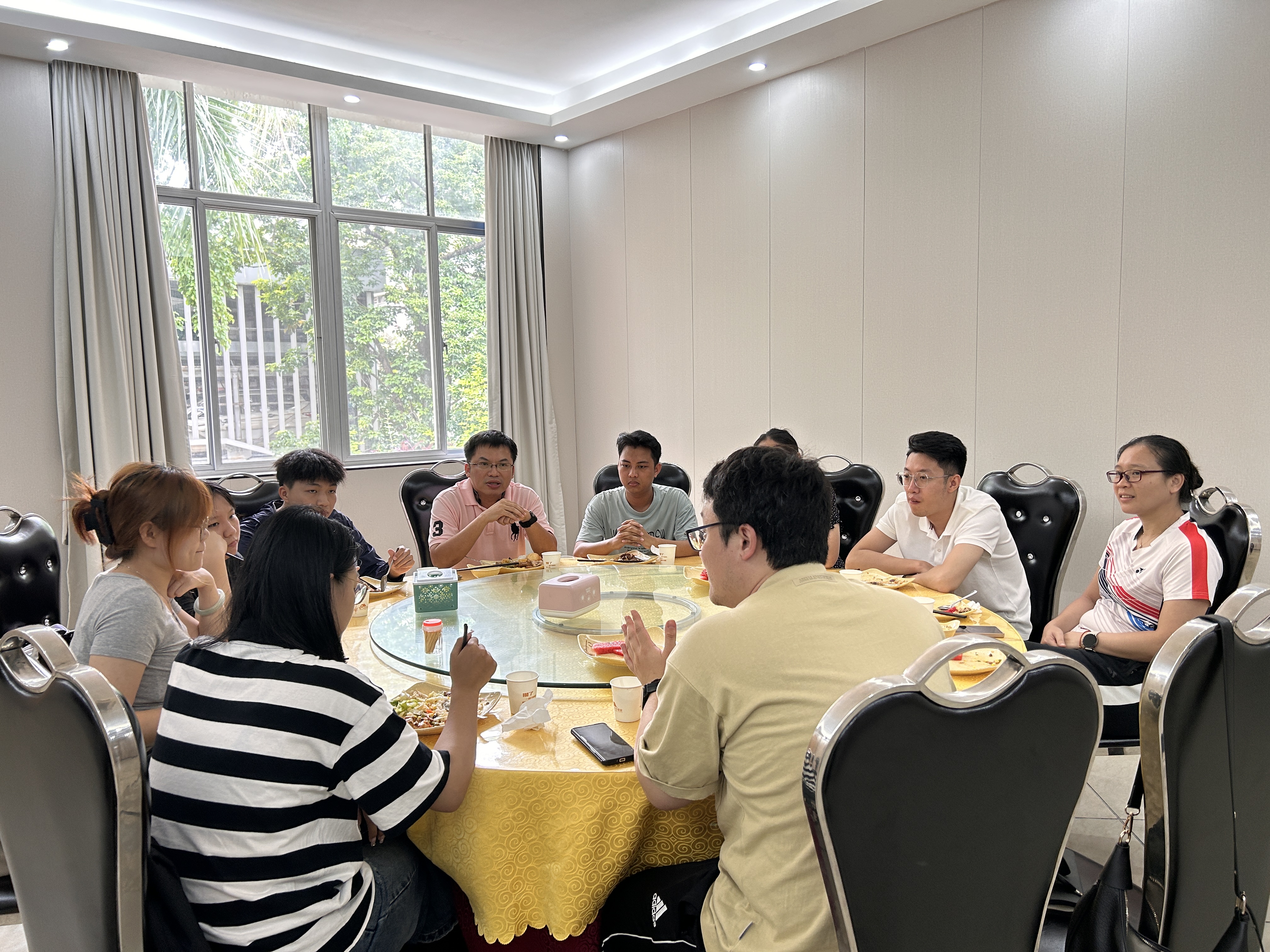 我院顺利组织第四期师生午餐会