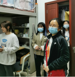 开学送关怀，慰问递真情 ——数学与统计学院院领导探访研究生宿舍