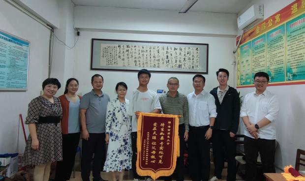 关爱学生倾真情，锦旗艳艳谢学校