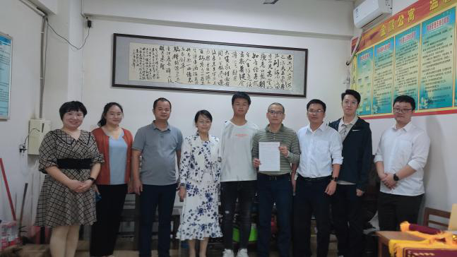 关爱学生倾真情，锦旗艳艳谢学校