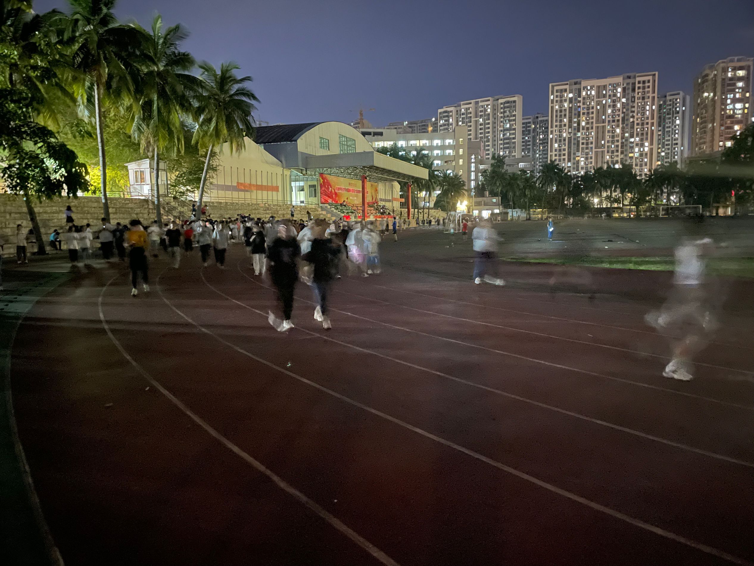 “夏至·立行”荧光夜跑