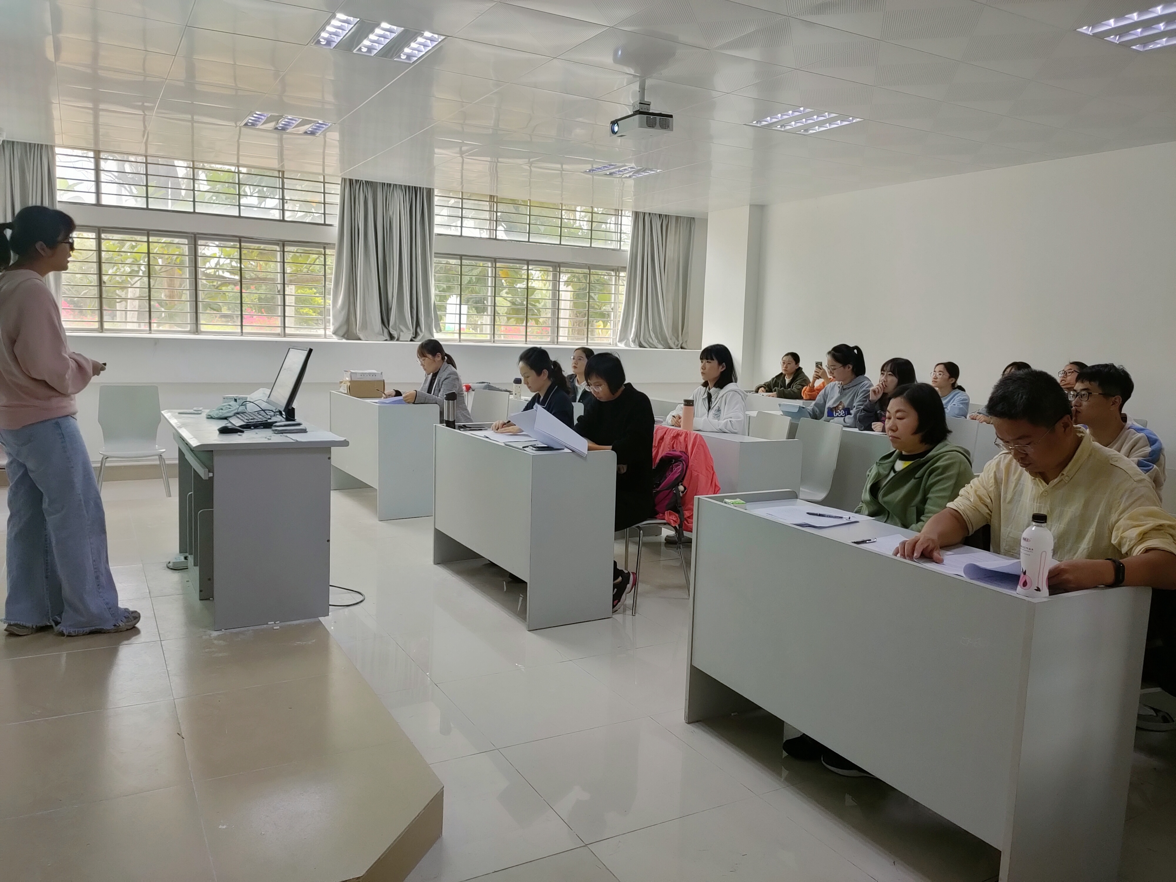 数学与统计学院2020级数学学术型硕士研究生开题报告答辩会
