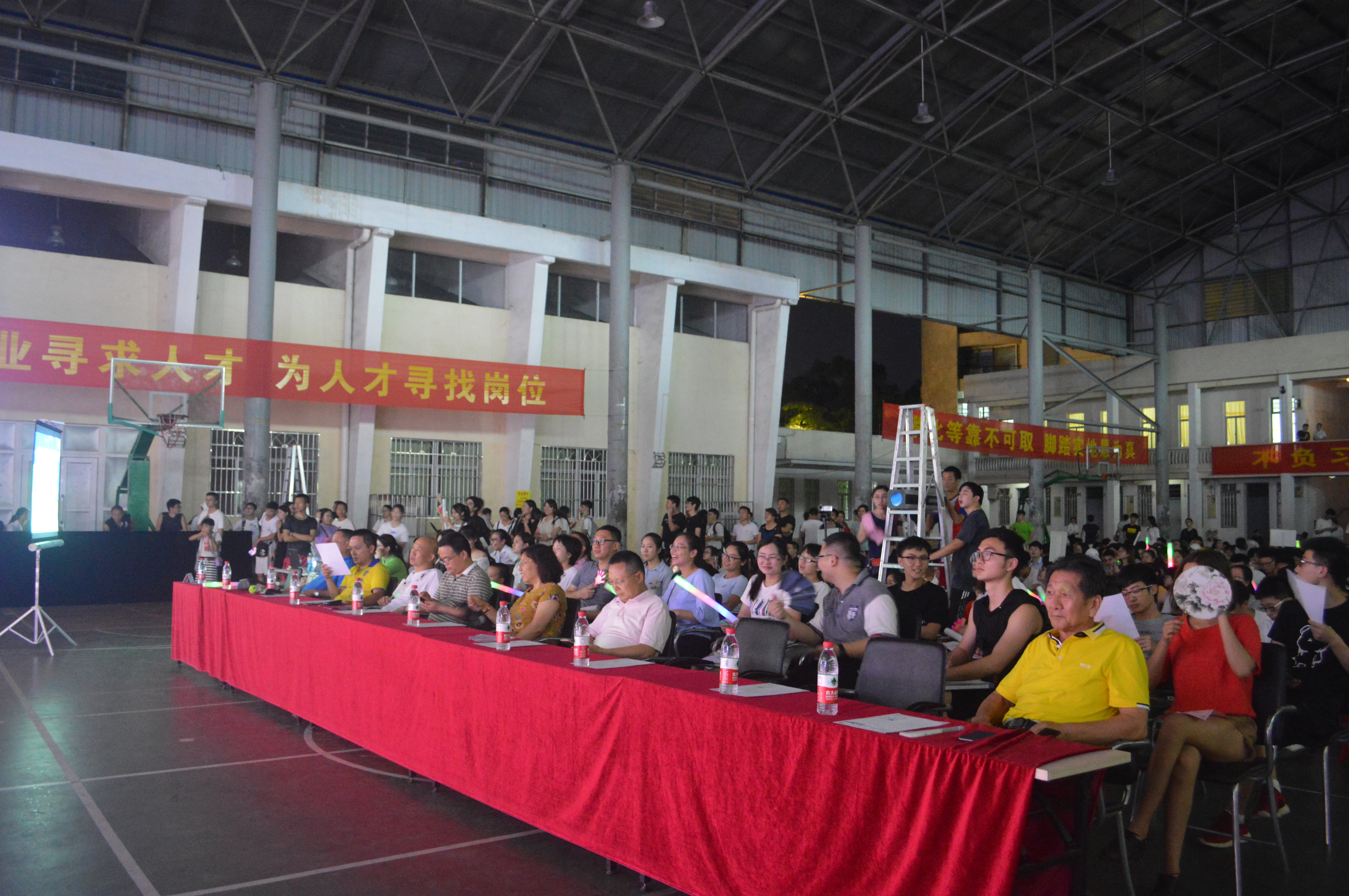 点聚数统·续写青春--记数统学院2018届毕业生文艺晚会