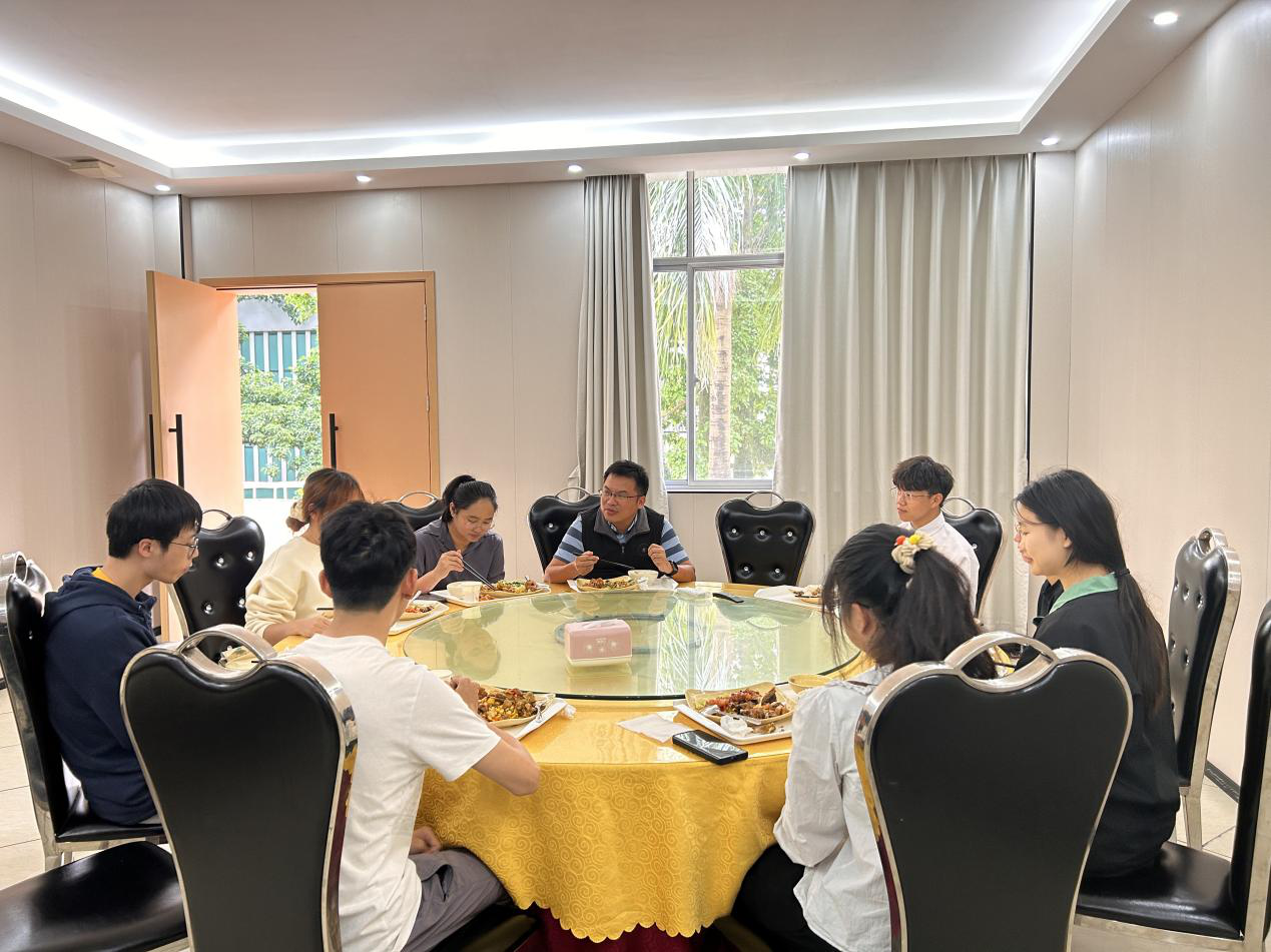 数学与统计学院第八期师生午餐会顺利举办
