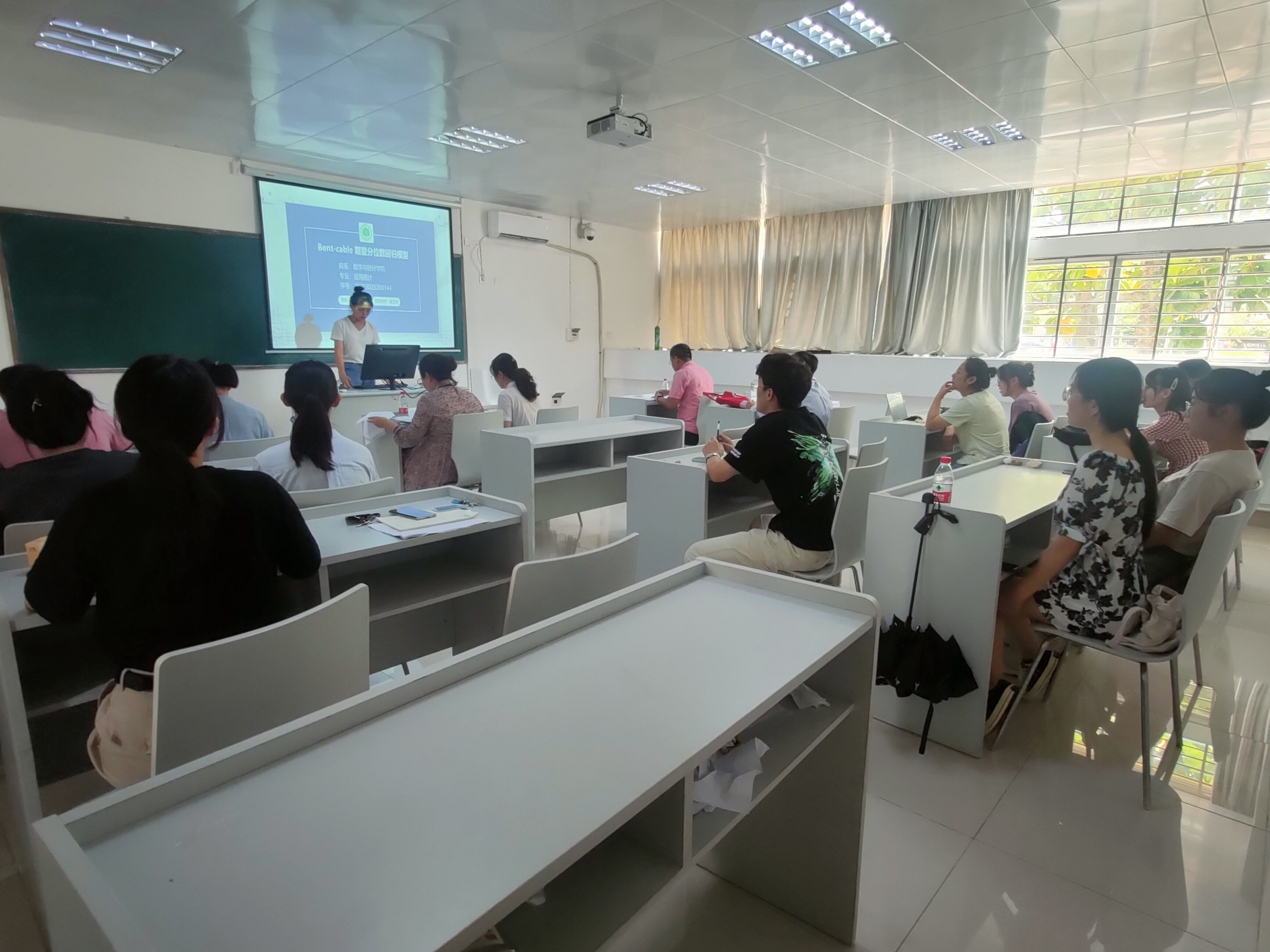 数学与统计学院举行2020级专业型硕士研究生开题报告答辩会