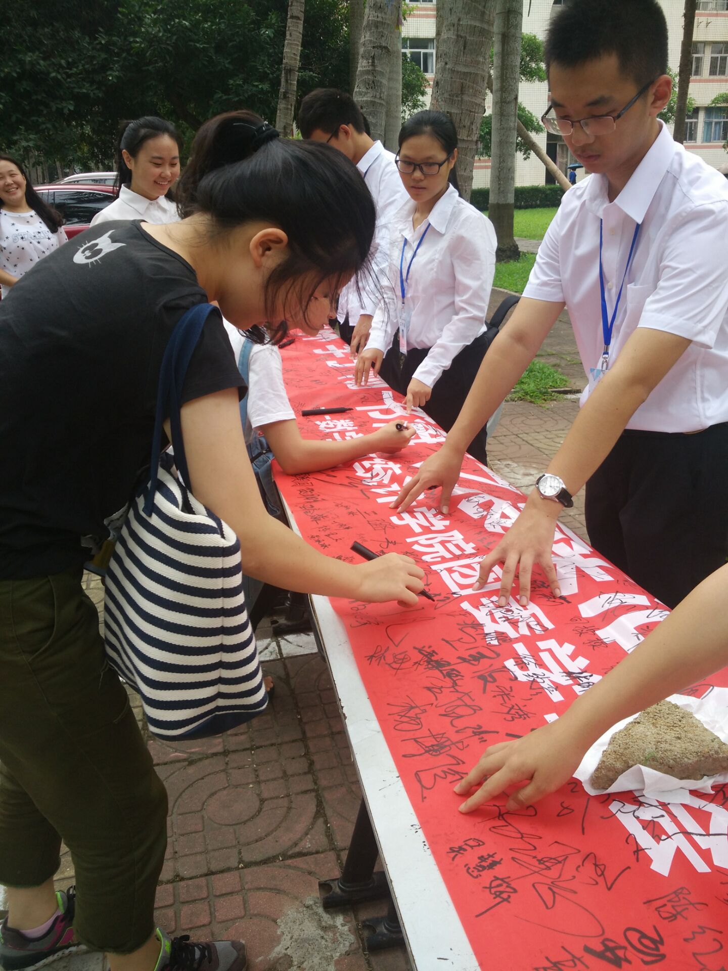 走向阅读社会，共享阅读快乐——记星空游戏官方数学与统计学院团委学生会晨读签字活动