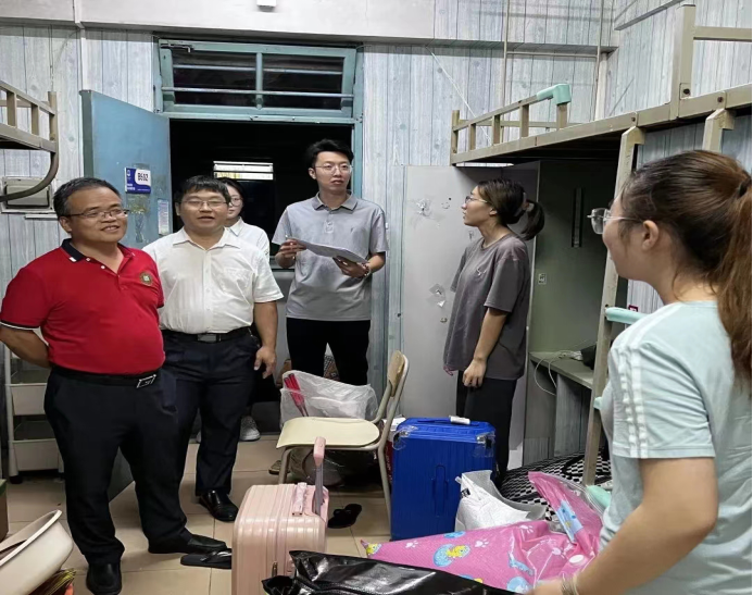 丹桂香里学子返，德馨雅舍温情传