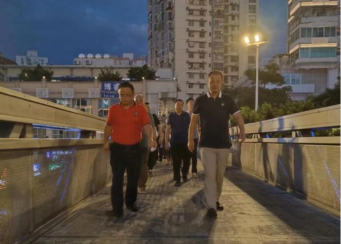 丹桂香里学子返，德馨雅舍温情传