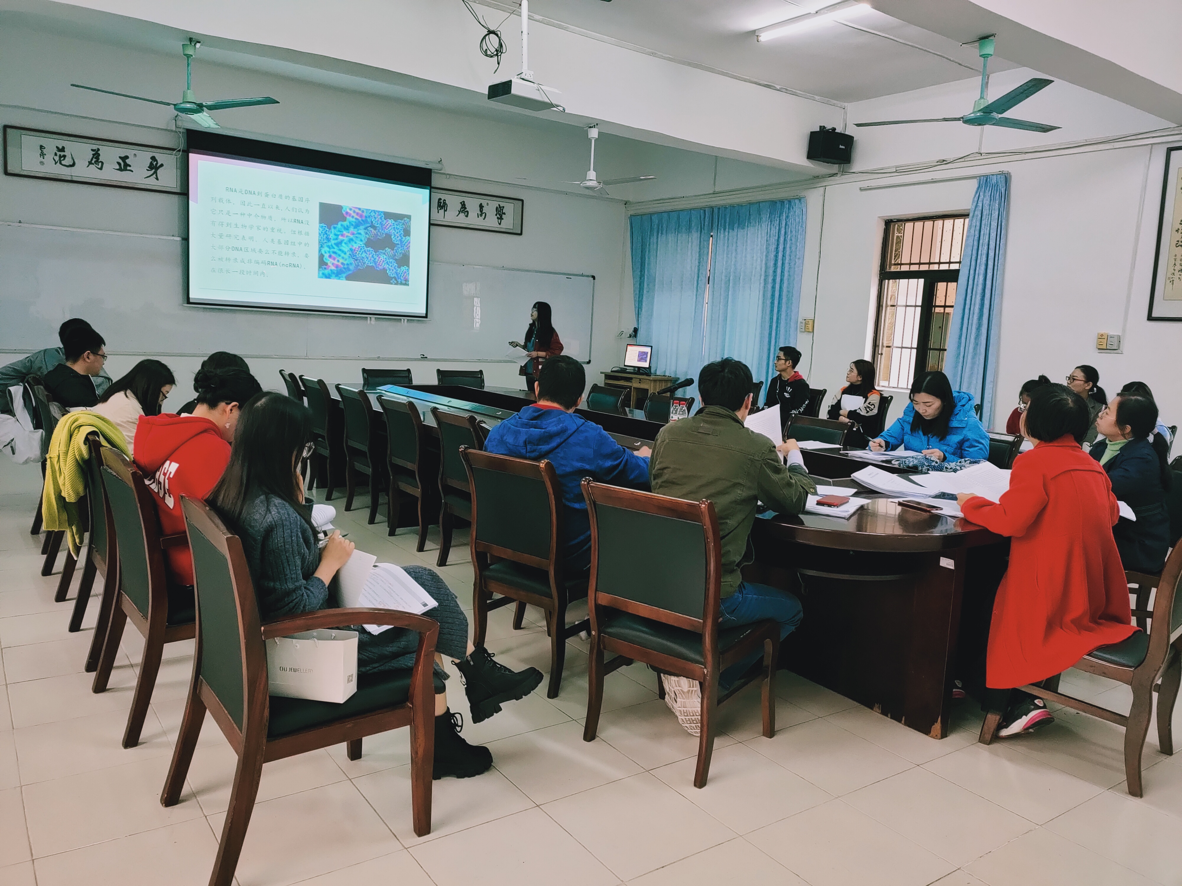 数学与统计学院举行2019级学术型研究生学位论文开题答辩会