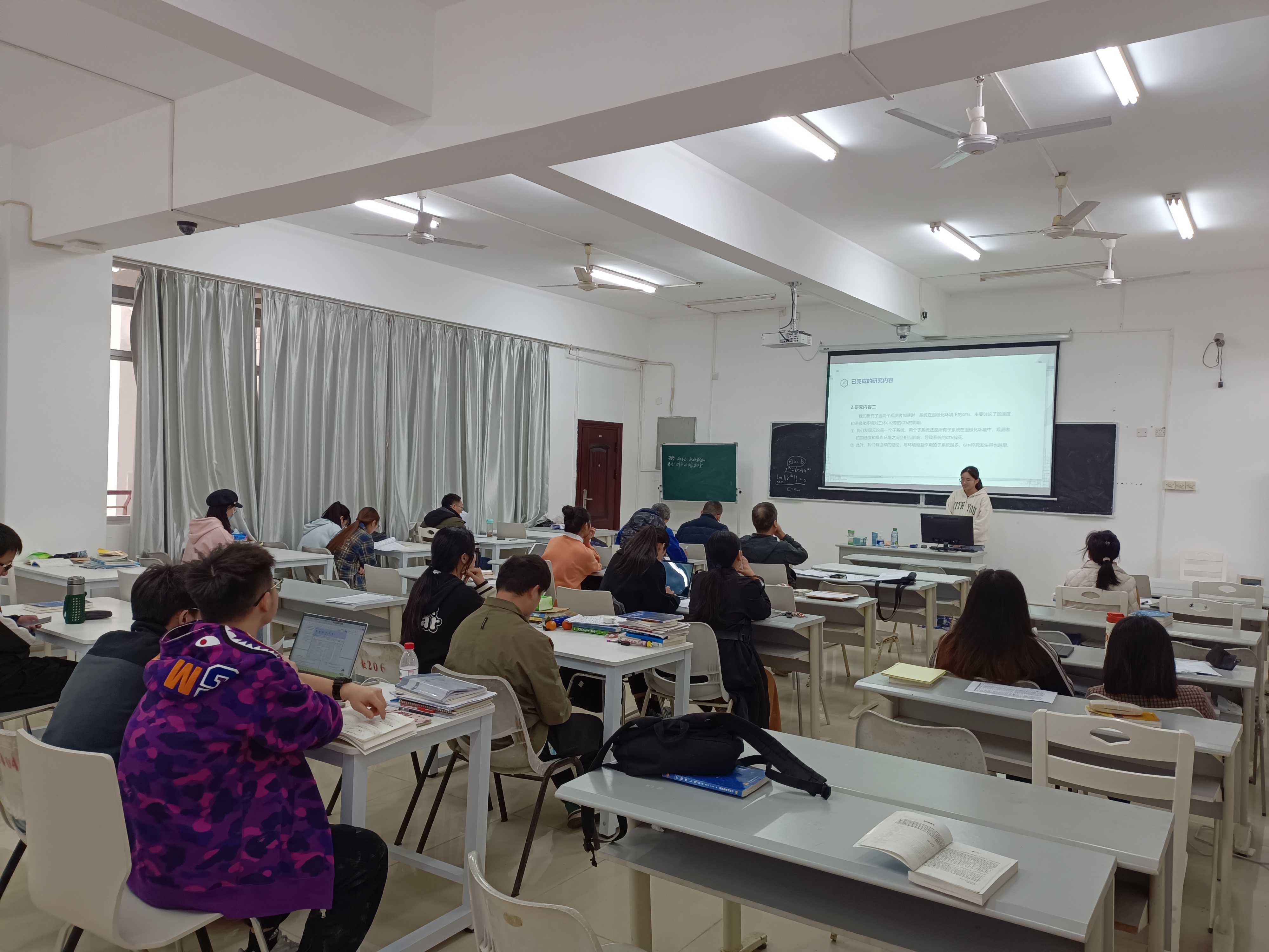 数学与统计学院2021级数学学术型硕士研究生学位论文中期检查答辩会