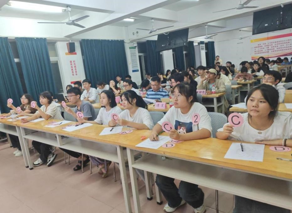 我院顺利开展数学文化节系列活动之 “数学之星”最强争霸赛复决赛