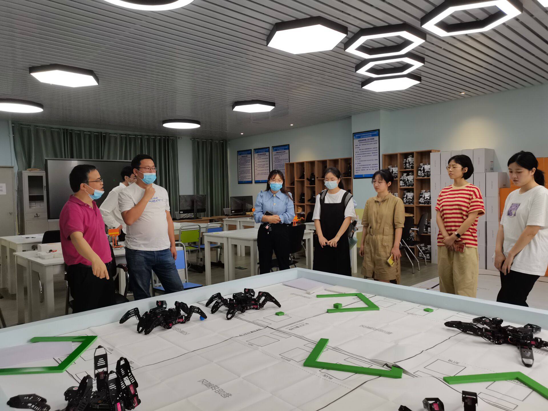 我院组织学生参观数据科学与智慧教育教育部重点实验室