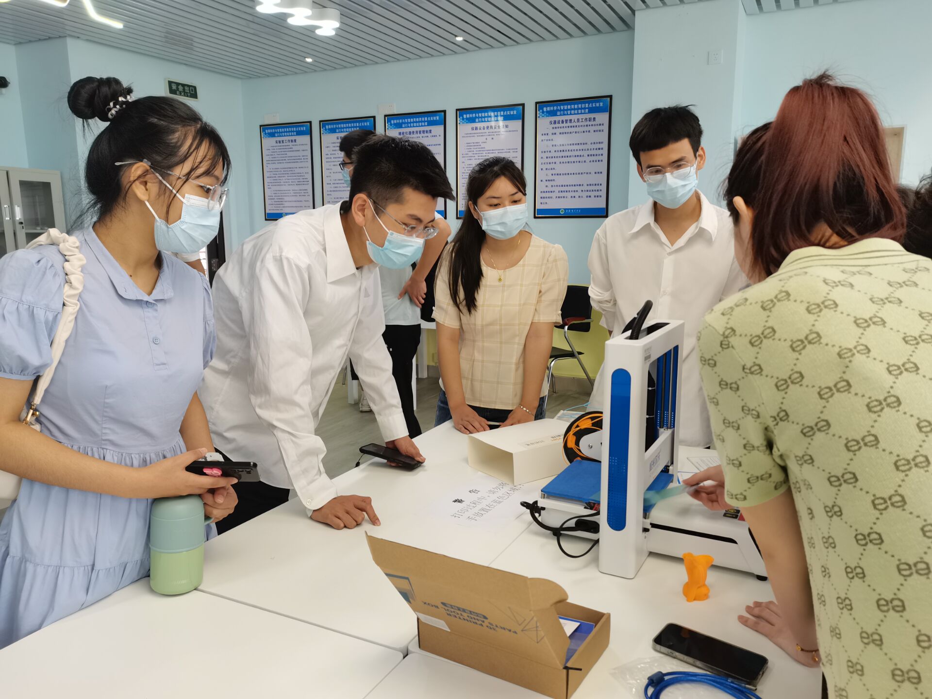 我院组织学生参观数据科学与智慧教育教育部重点实验室