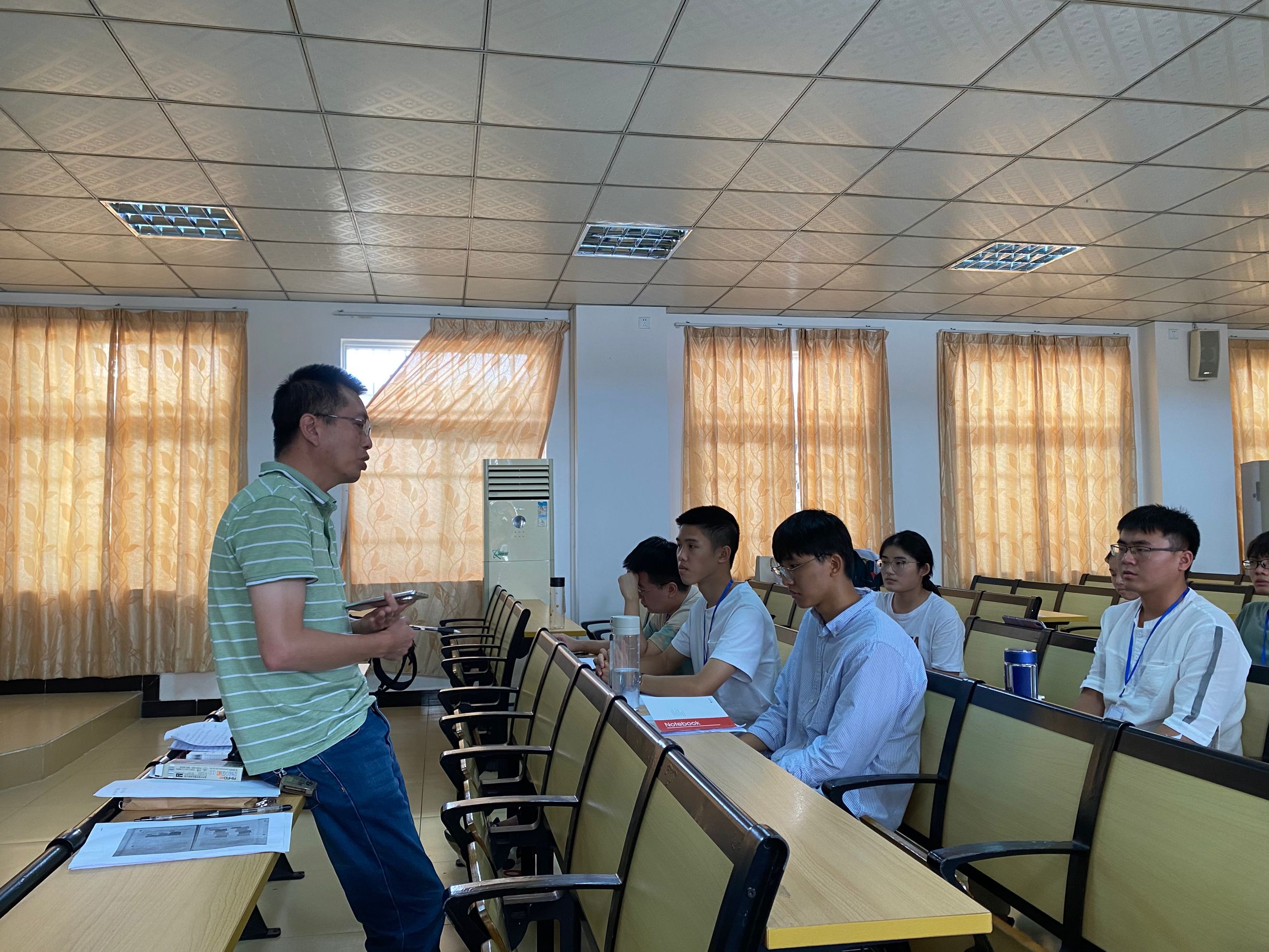 邀请校友为师范生做教学技能强化训练