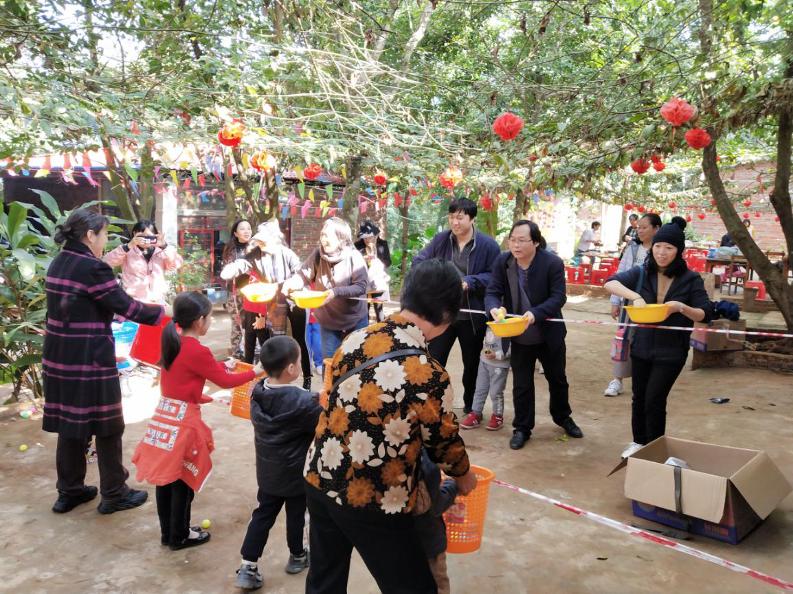 2020年美术学院工会组织教职工秋游采摘活动