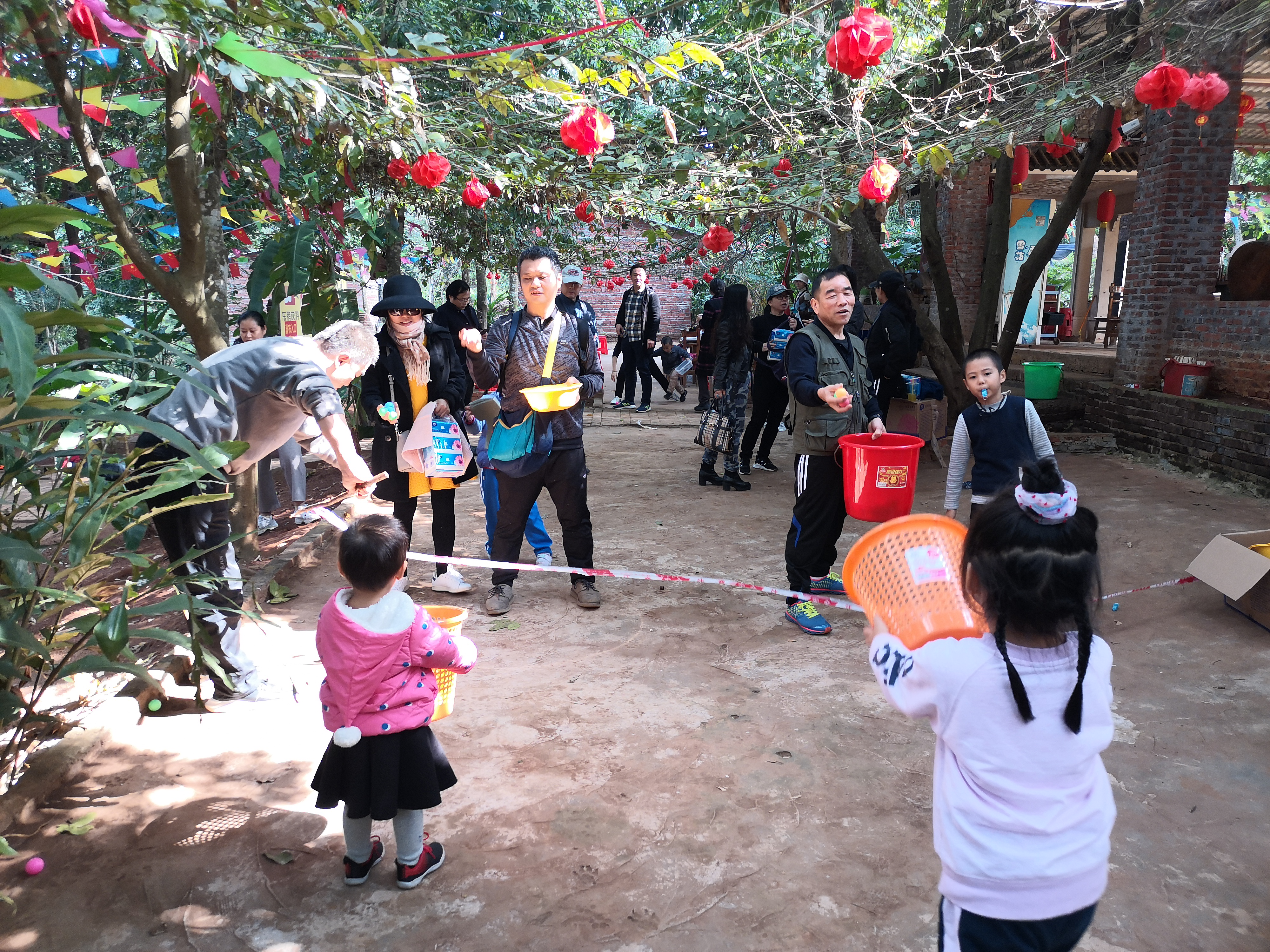 2020年美术学院工会组织教职工秋游采摘活动