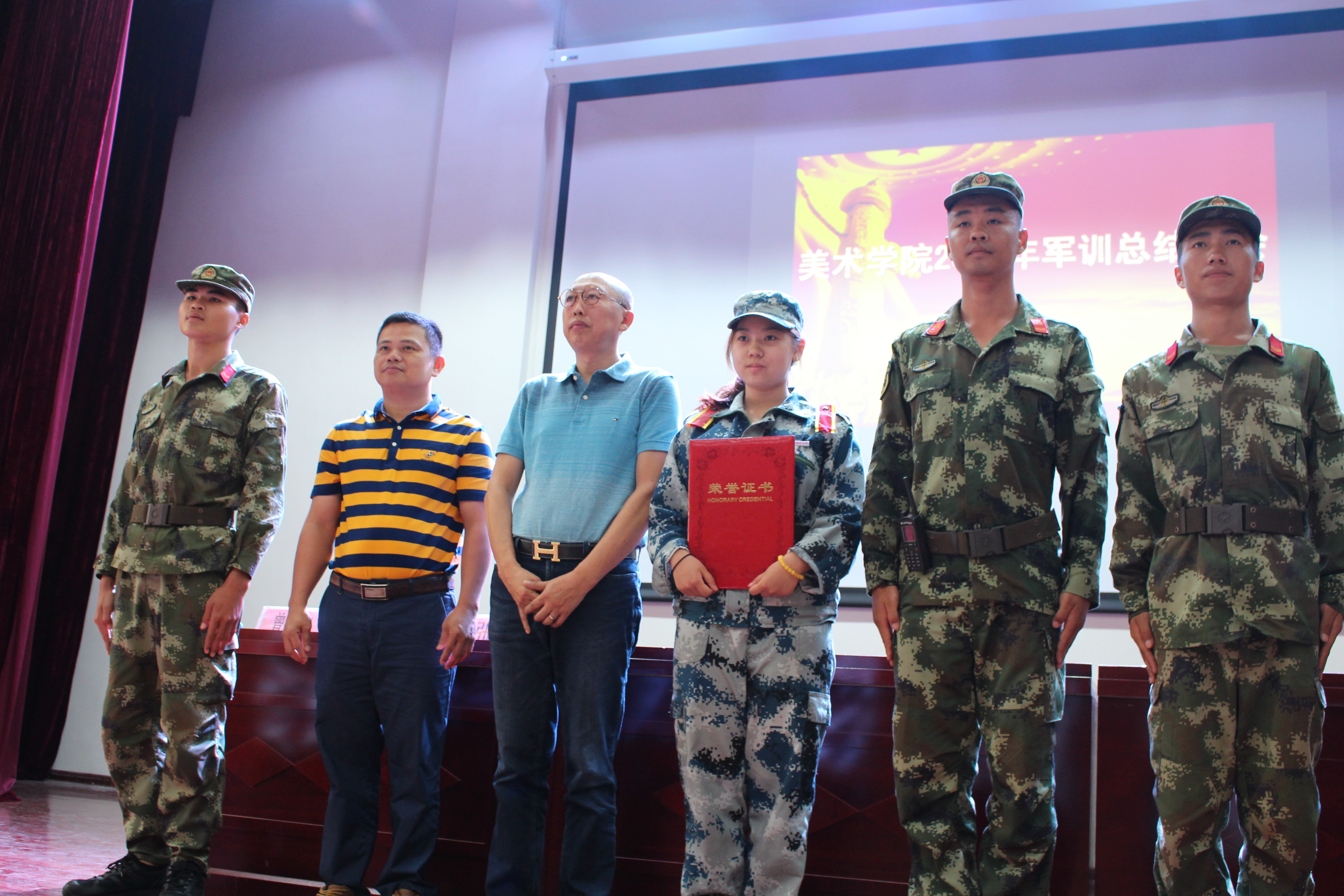 美术学院召开2016级新生军训总结表彰大会