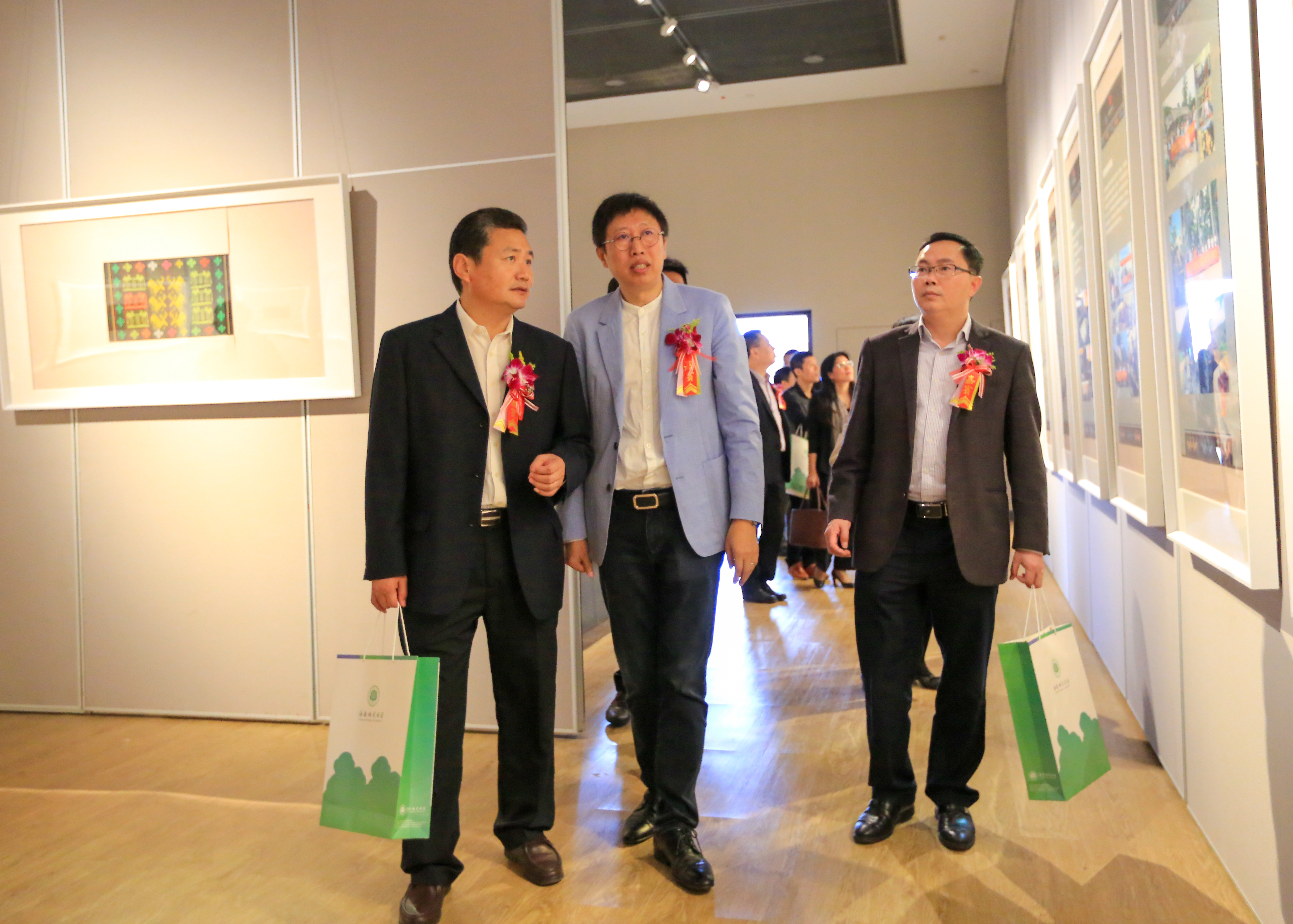 “黎锦风韵”国家艺术基金黎锦人才培养项目成果汇报展开展