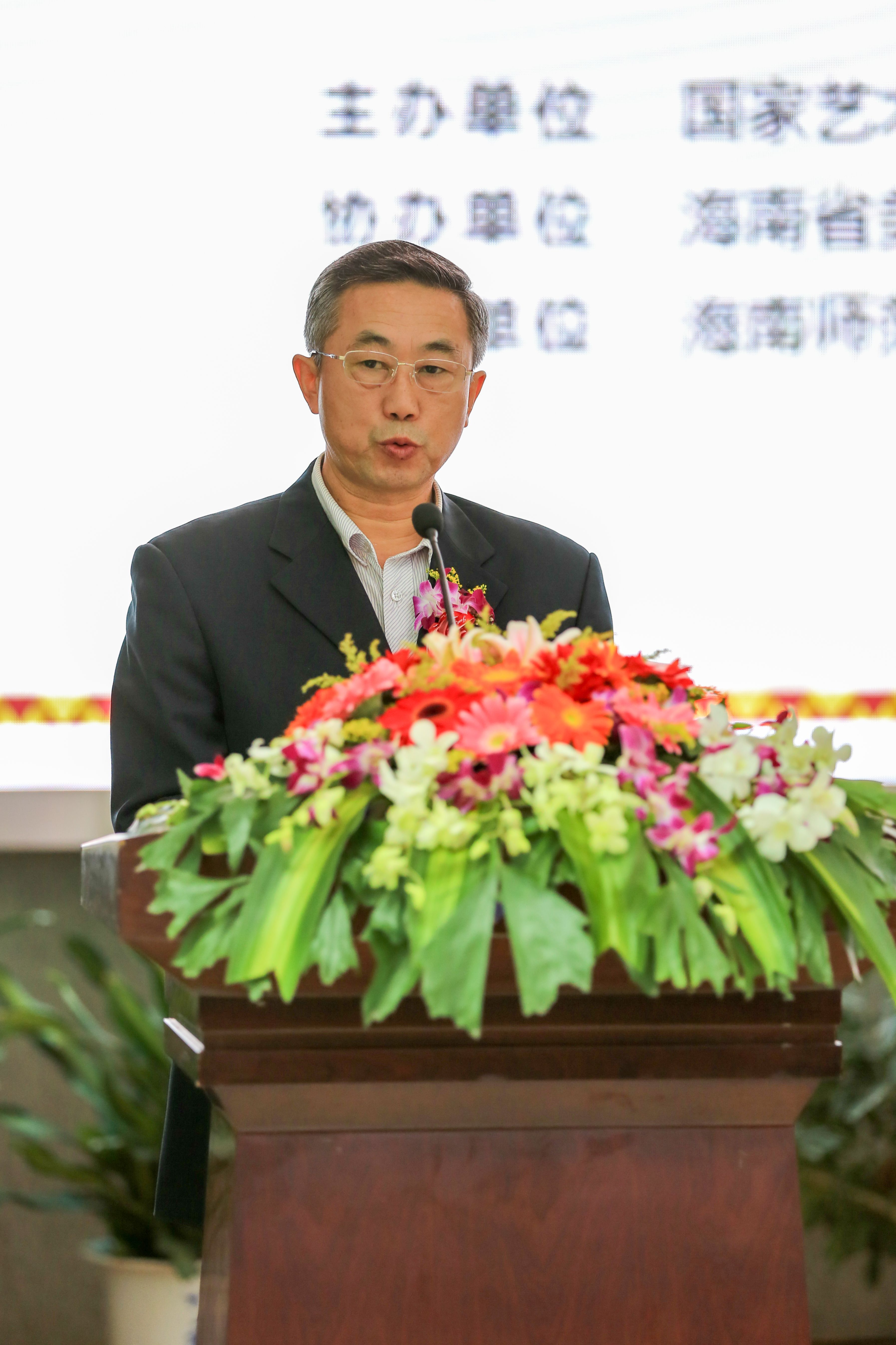 “黎锦风韵”国家艺术基金黎锦人才培养项目成果汇报展开展