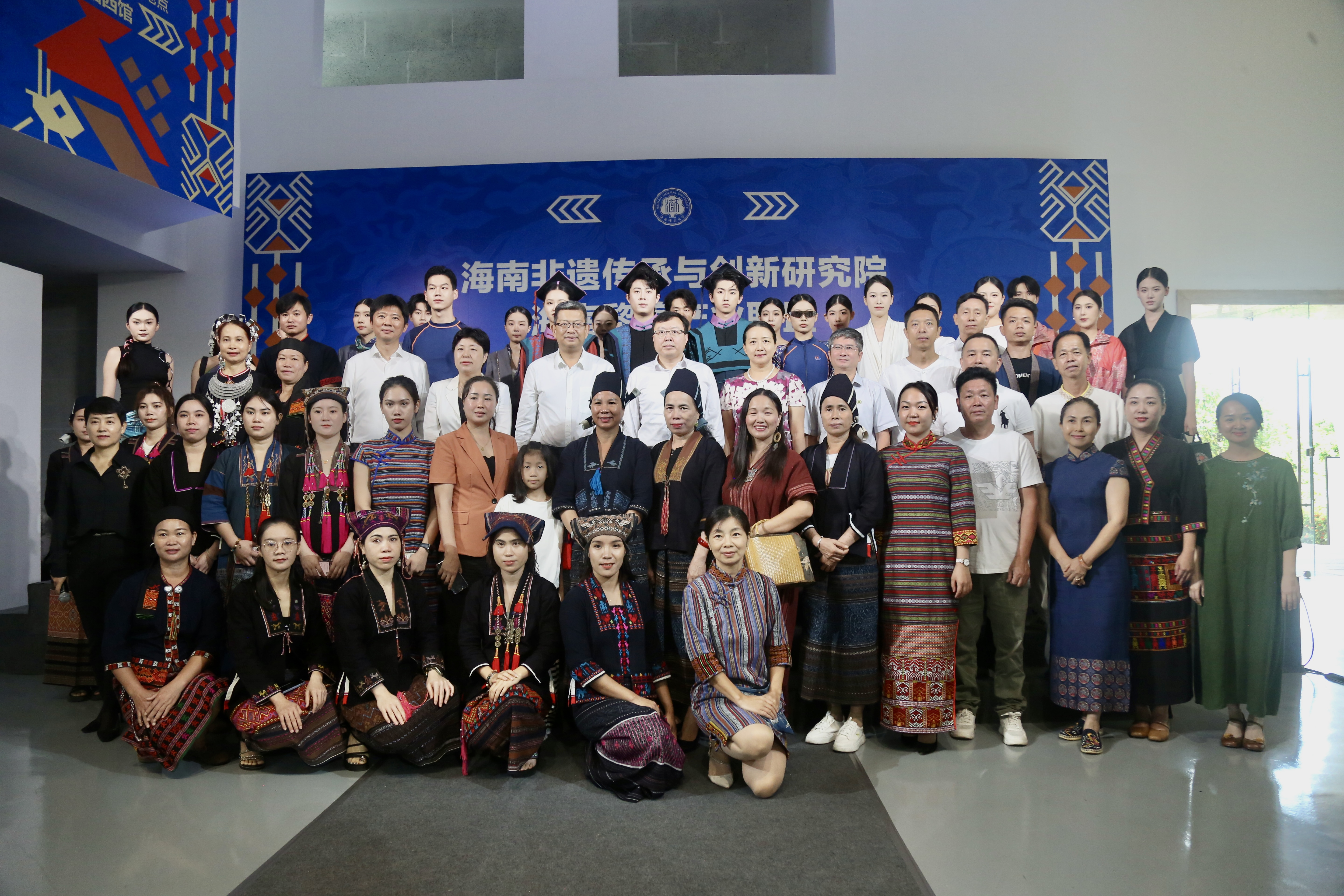 海南非遗传承与创新研究院、海南黎锦产业联盟  在美术学院举行挂牌仪式