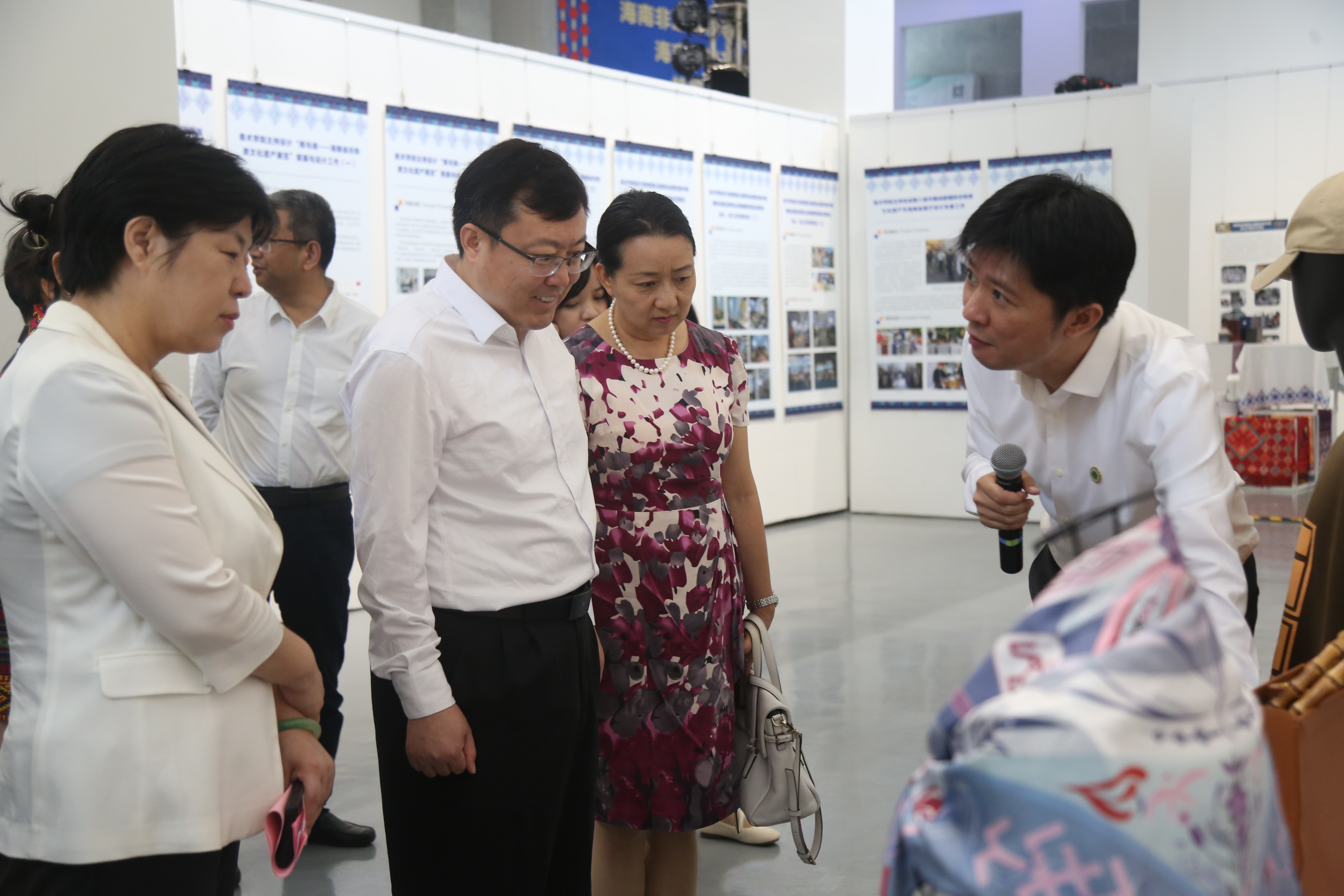 海南非遗传承与创新研究院、海南黎锦产业联盟在美术学院举行挂牌仪式