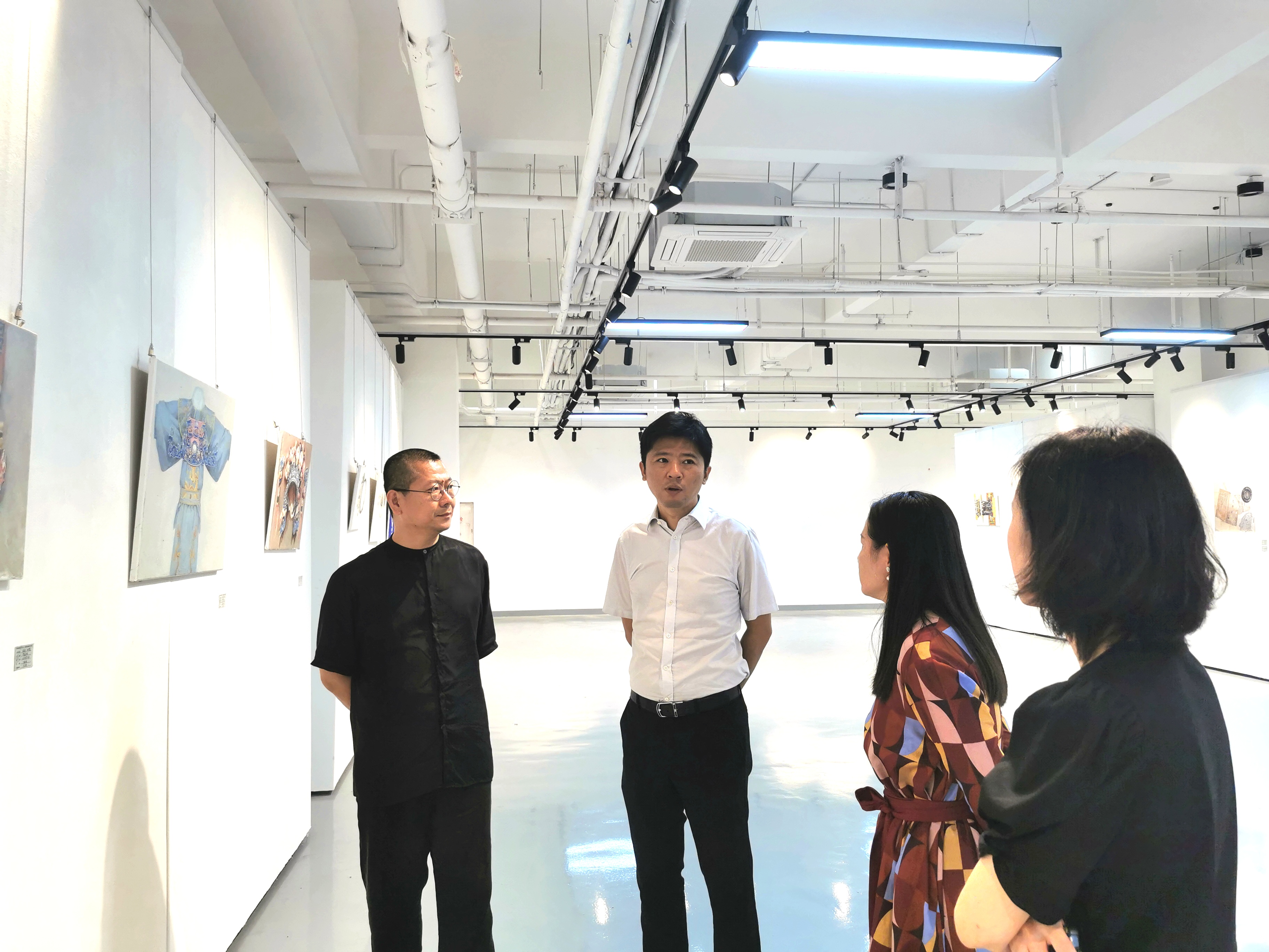 美术学院成功举办“传承海南非遗文化 • 探索油画语言风采”油画系列课业展