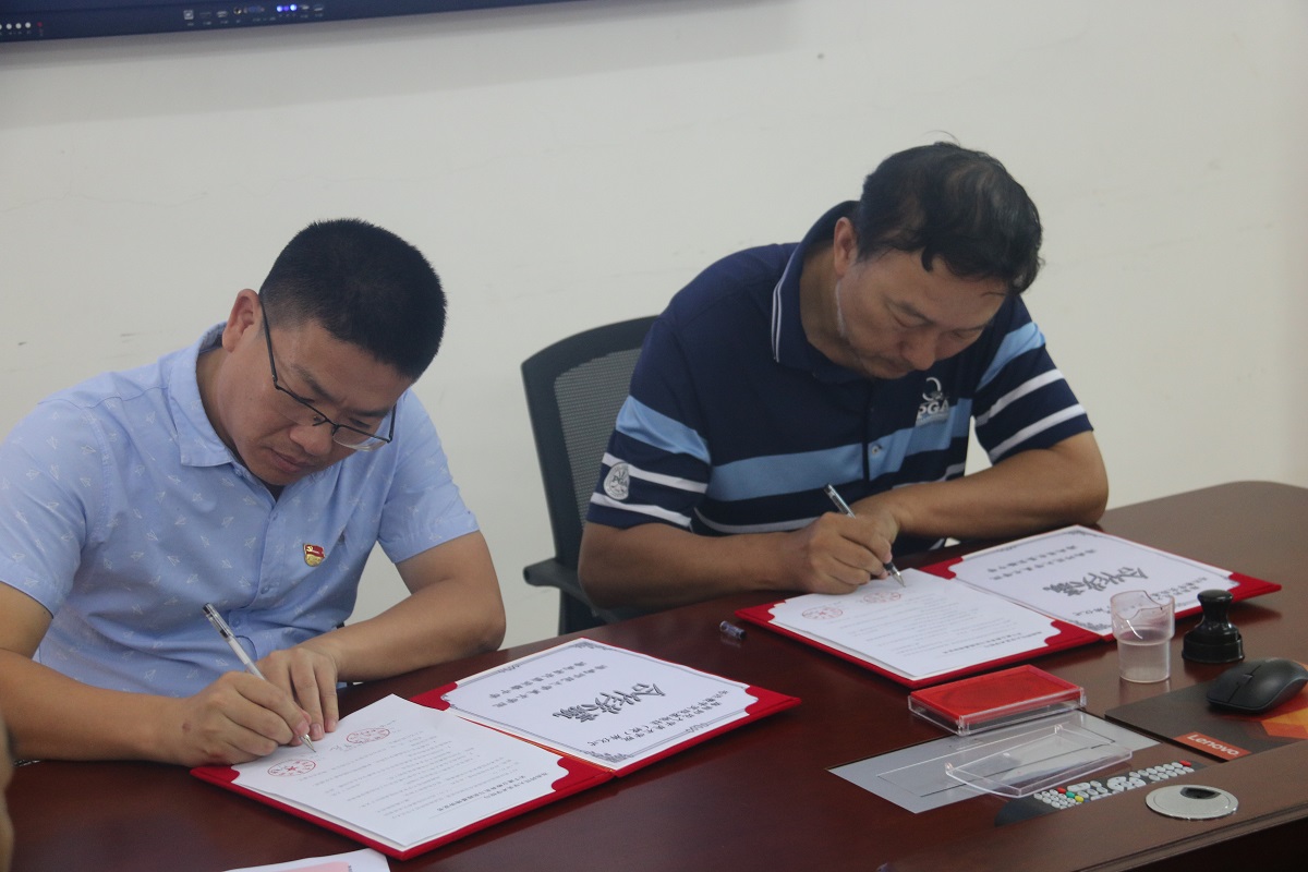 我院书法教学实践基地在海南农垦实验中学签约挂牌 