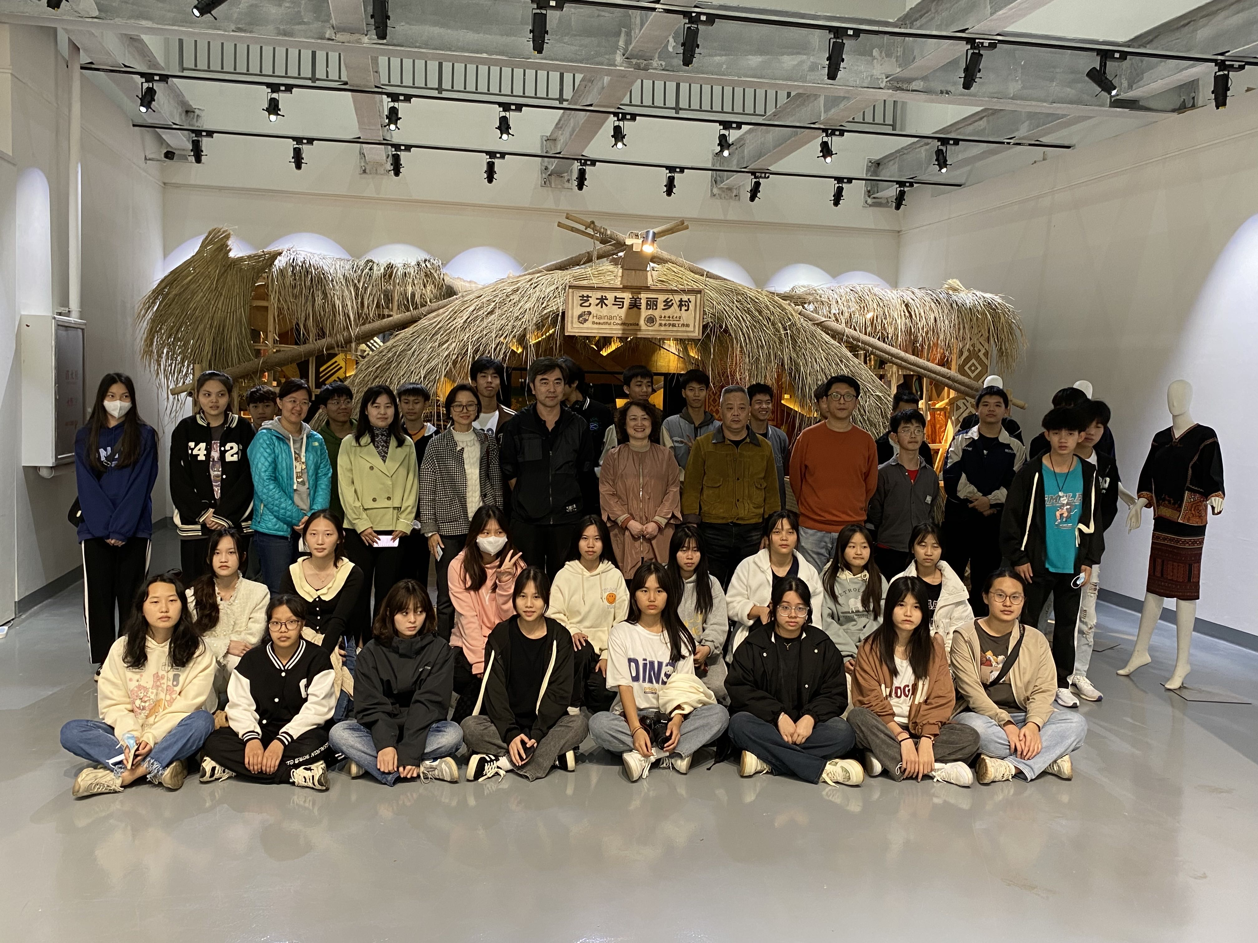 海南省文化艺术学校访学海师美术学院中华优秀传统文化传承基地（黎锦）