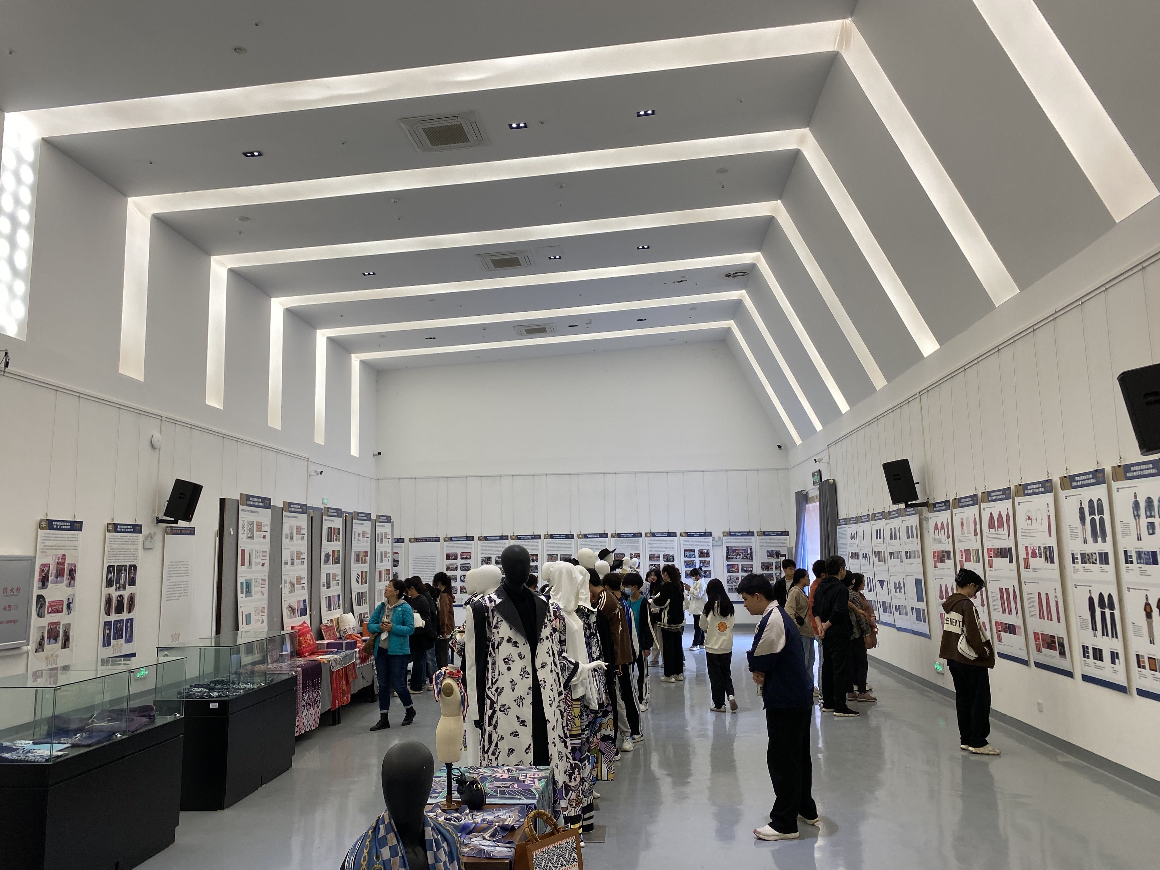 海南省文化艺术学校访学海师美术学院中华优秀传统文化传承基地（黎锦）