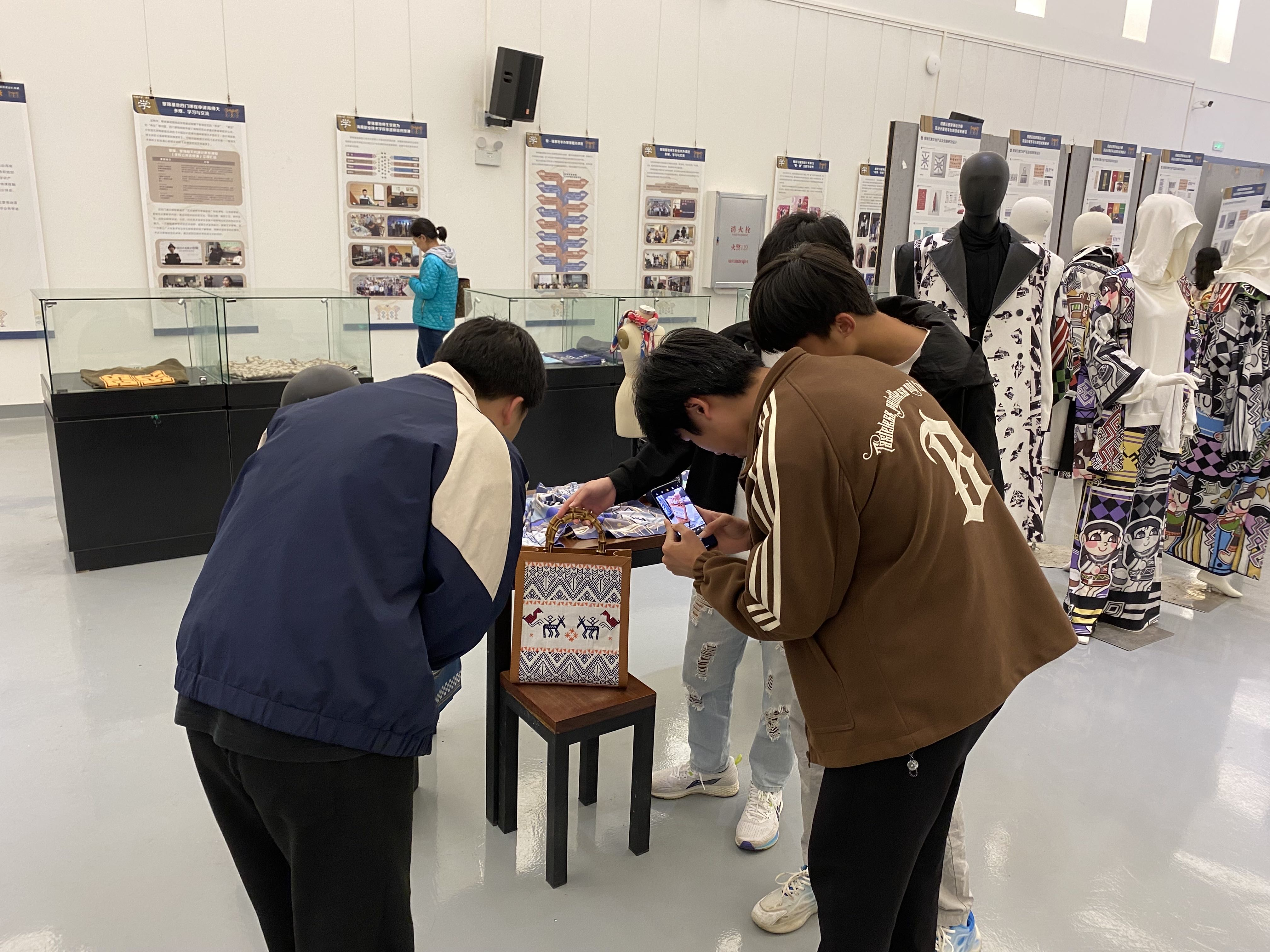 海南省文化艺术学校访学海师美术学院中华优秀传统文化传承基地（黎锦）