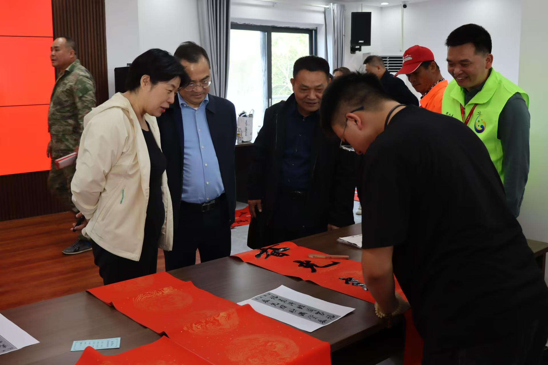 美术学院师生赴陵水县亚欠村开展“写春联 迎新春 送祝福 ”活动