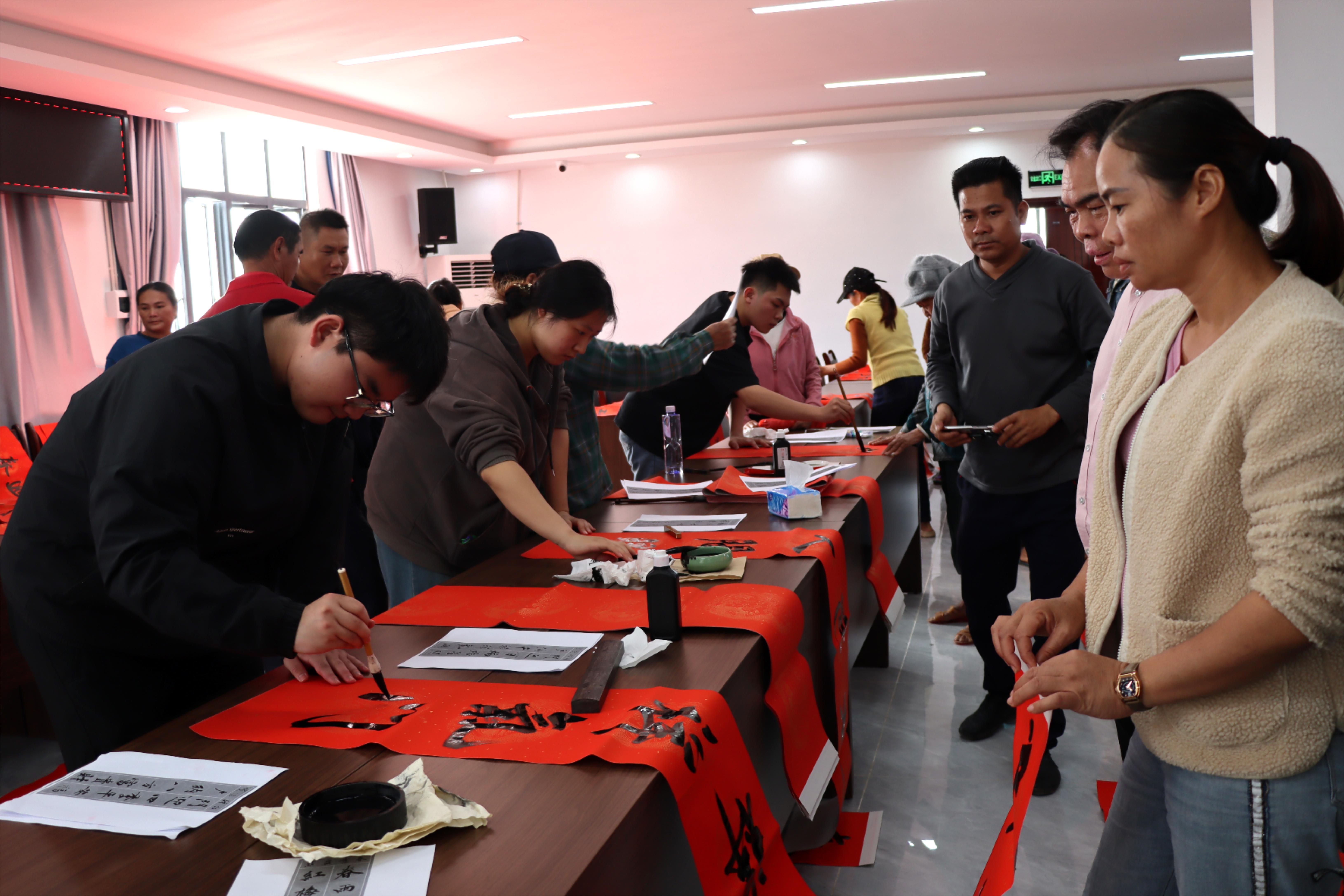 美术学院师生赴陵水县亚欠村开展“写春联 迎新春 送祝福 ”活动