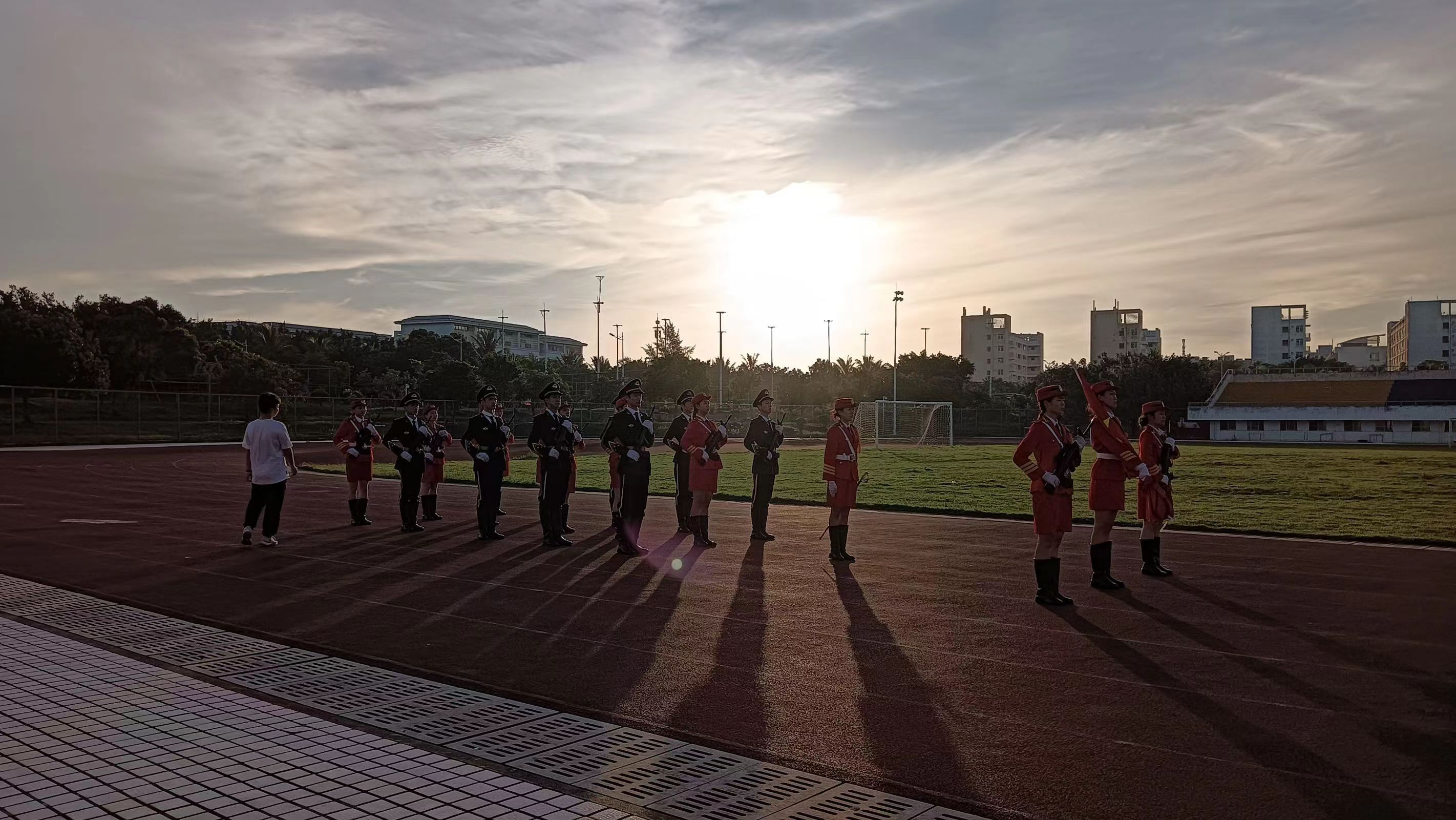 美术学院开展“诚信为本，共筑光明未来；安全为基，共享和平稳定”主题升旗仪式