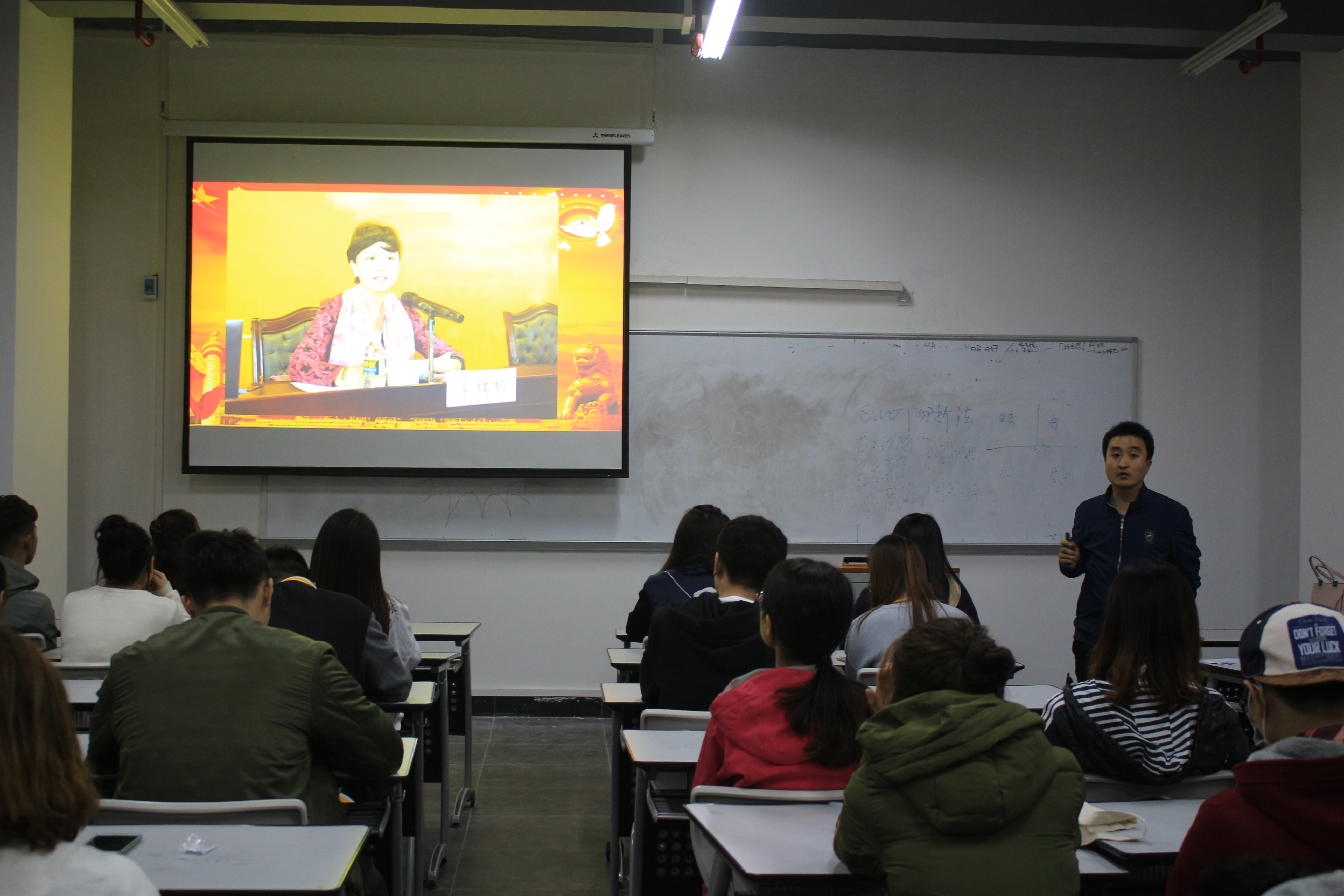 美术学院学生党支部学习“习近平总书记在高校思想政治工作会议上的重要讲话精神”