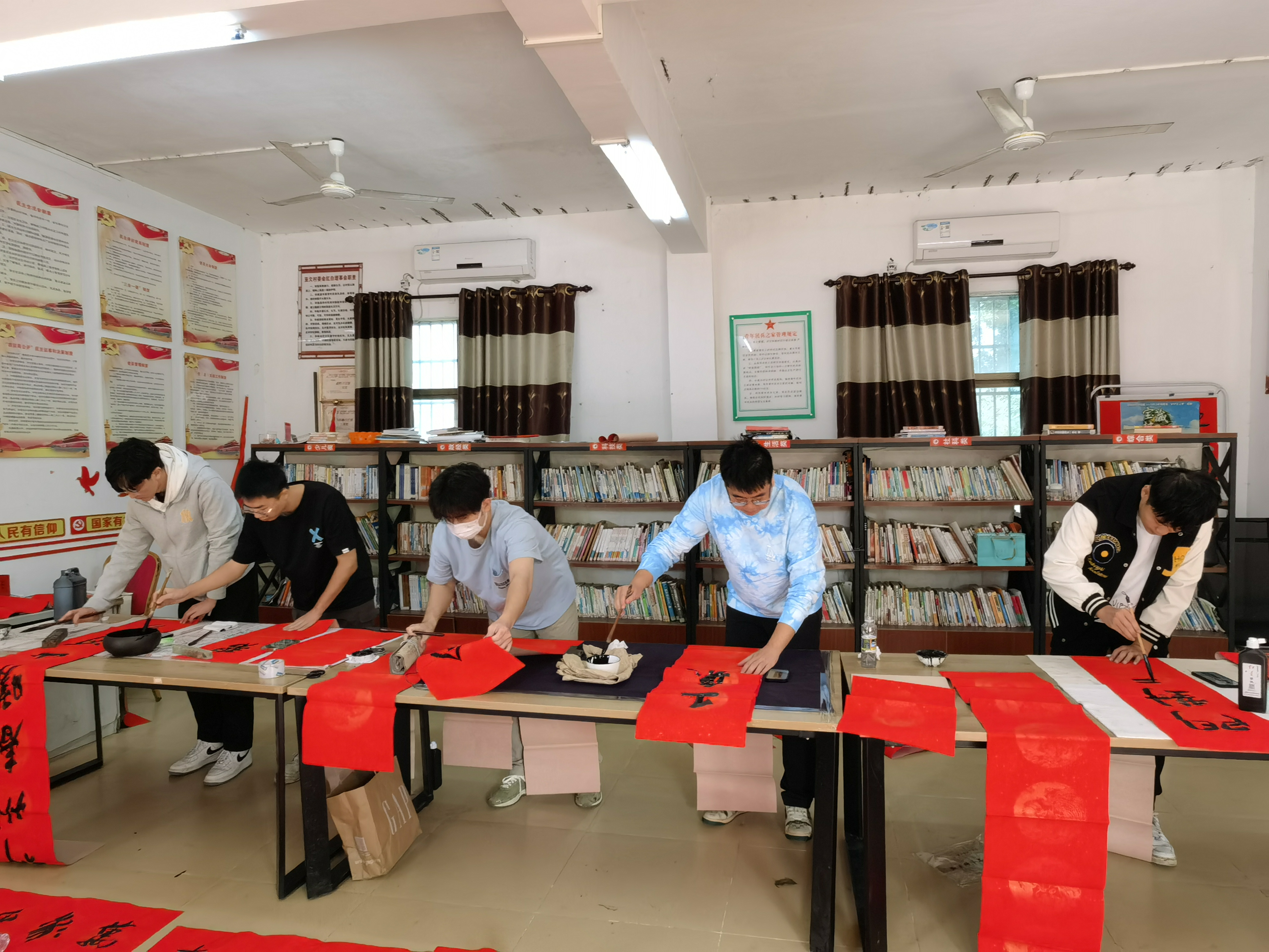 美术学院党委开展“写春联 迎新春 送祝福 ”活动