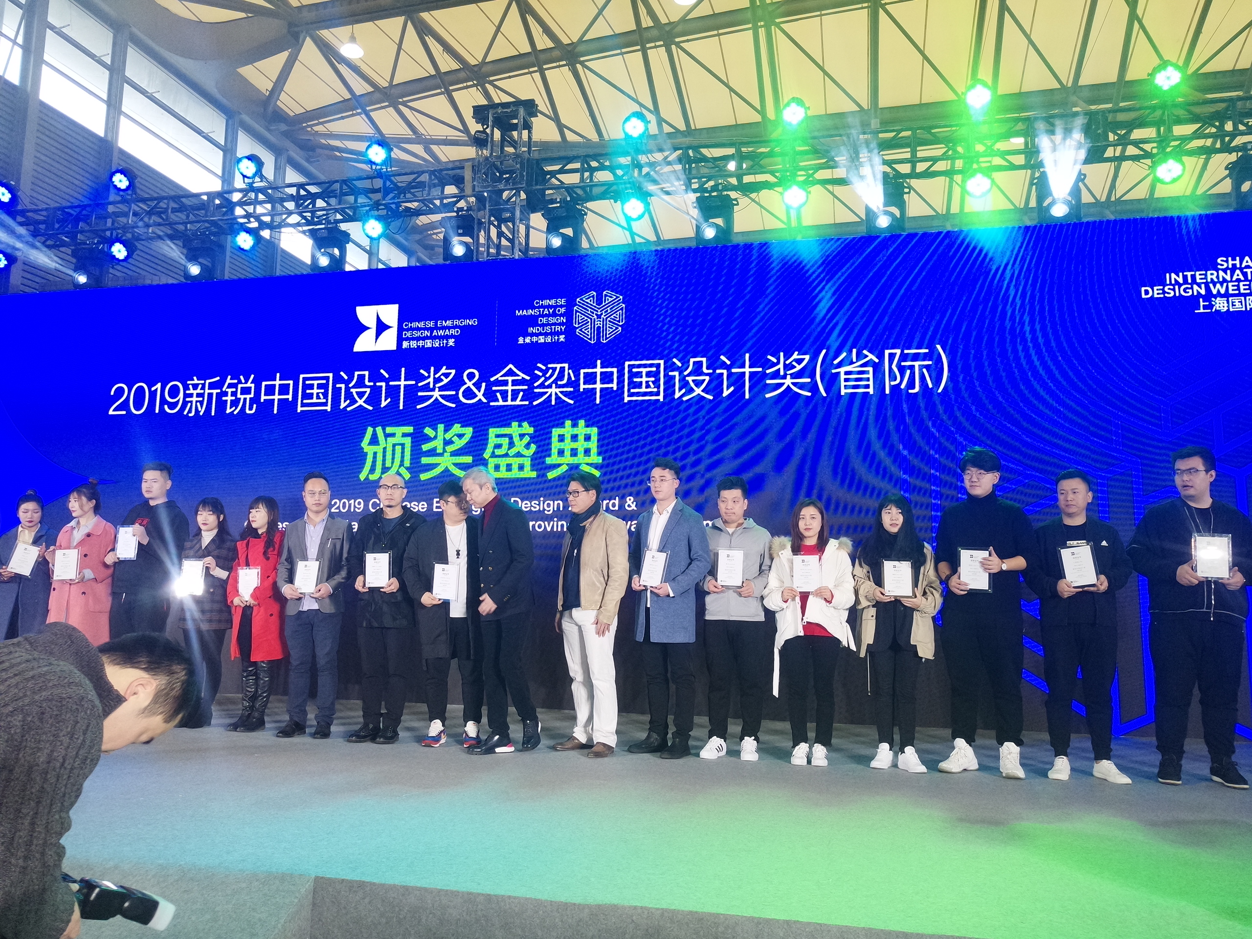 星空游戏官方美术学院环境设计系师生 在2019上海国际设计周荣获佳绩