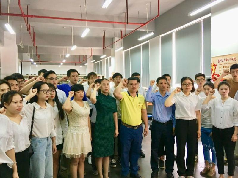 美术学院学生党支部开展“重温入党誓词”活动