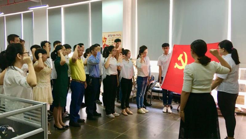 美术学院学生党支部开展“重温入党誓词”活动