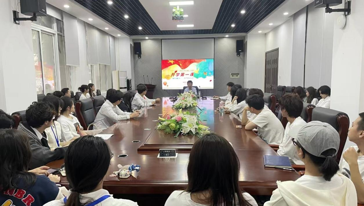 美术学院院长张引教授为学生干部及学生代表讲授“开学第一课”