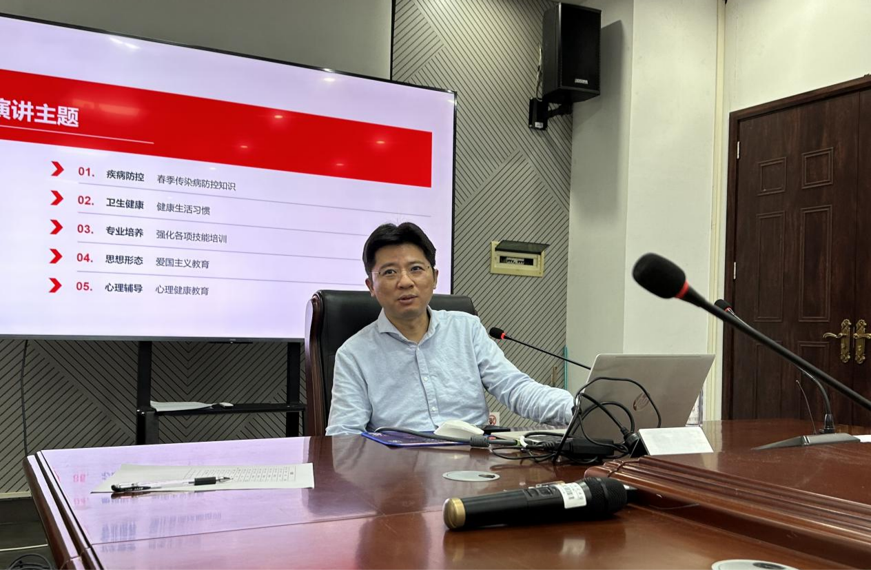 美术学院院长张引教授为学生干部及学生代表讲授“开学第一课”