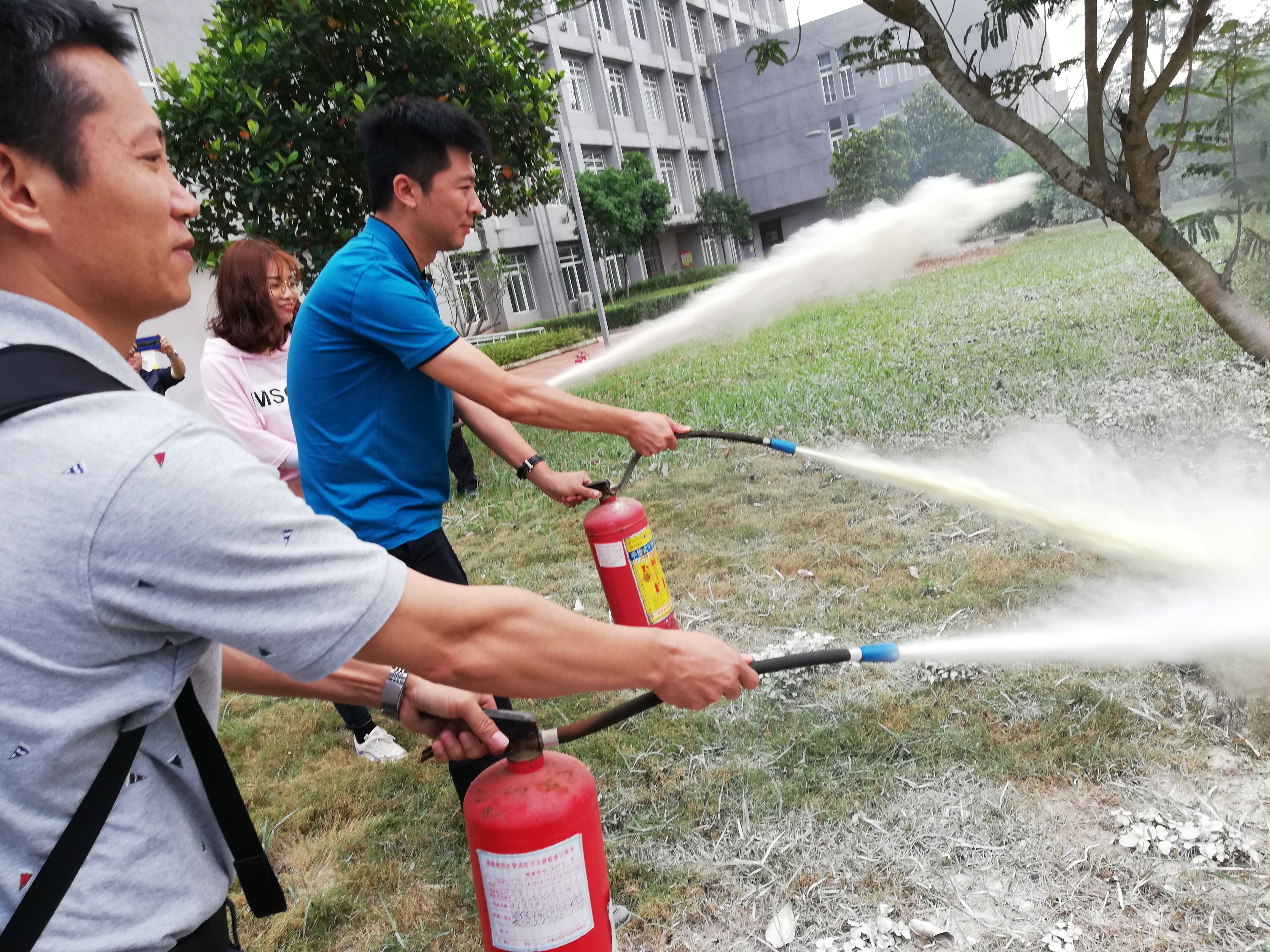 美术学院组织开展消防安全知识讲座及演练活动