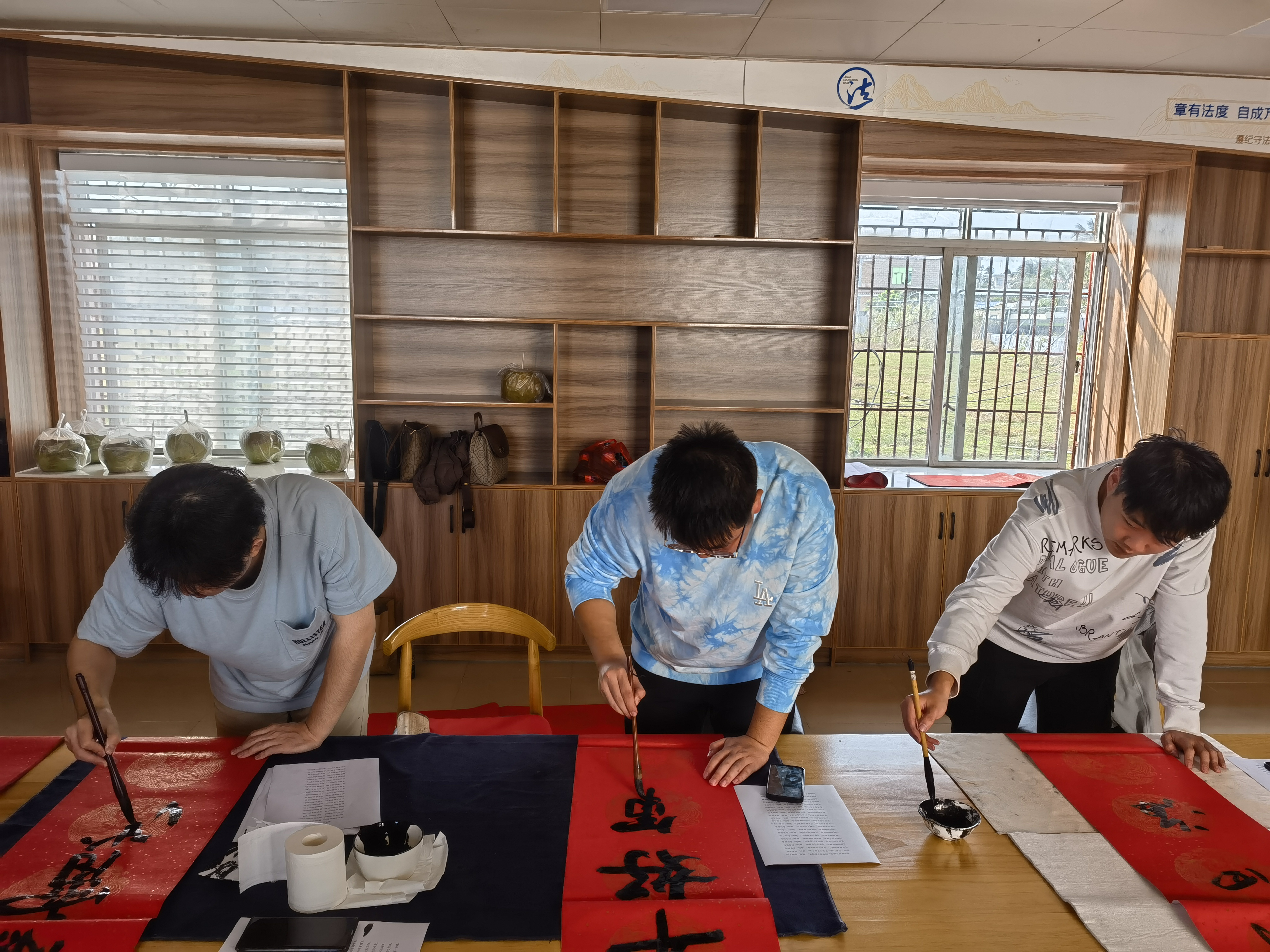 美术学院党委开展“写春联 迎新春 送祝福 ”活动