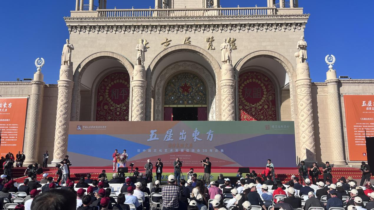 美术学院院长张引教授环境艺术设计作品在“五星出东方•国际美术大展”展