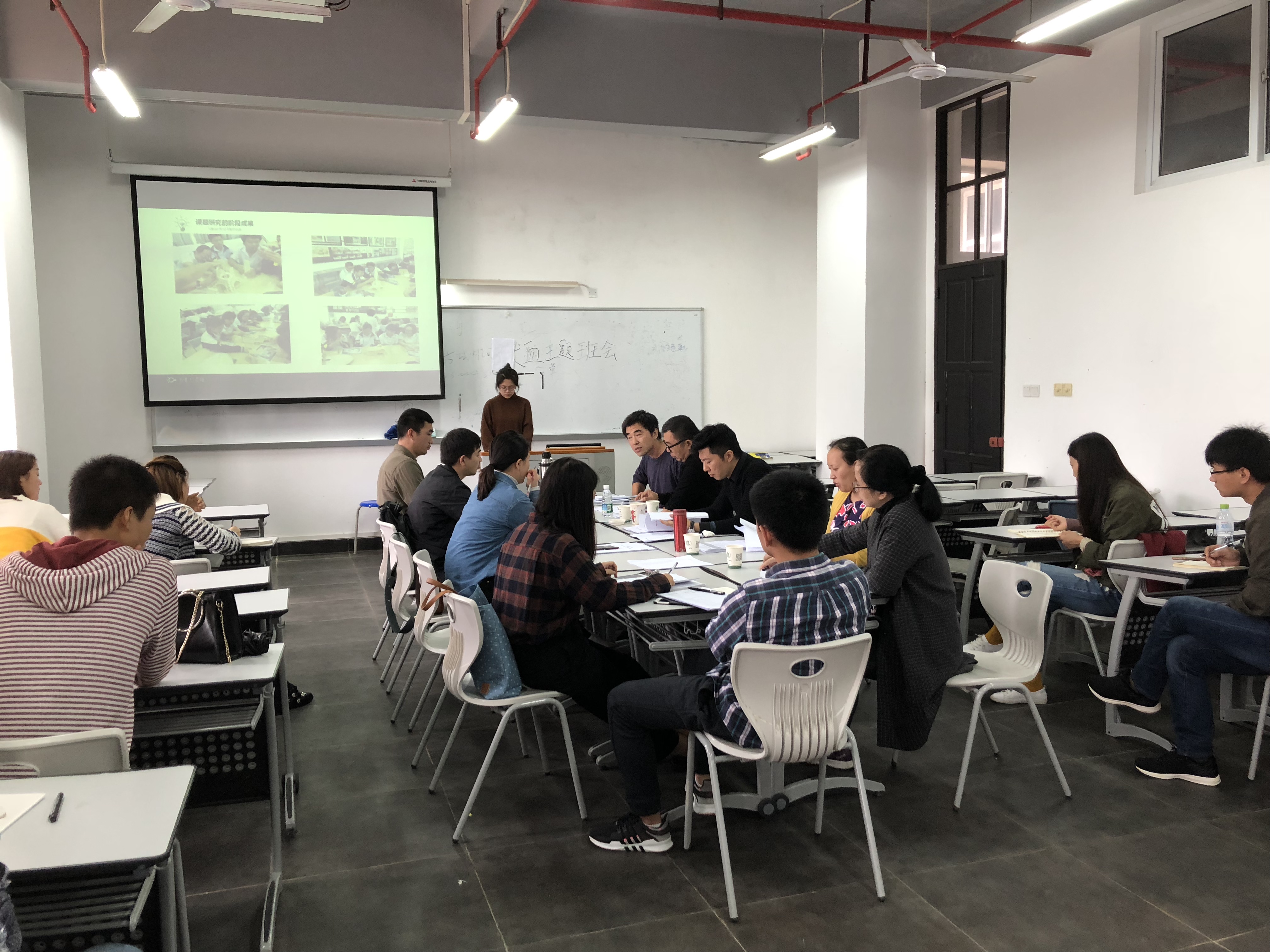 美术学院举办2018届研究生毕业论文中期答辩会