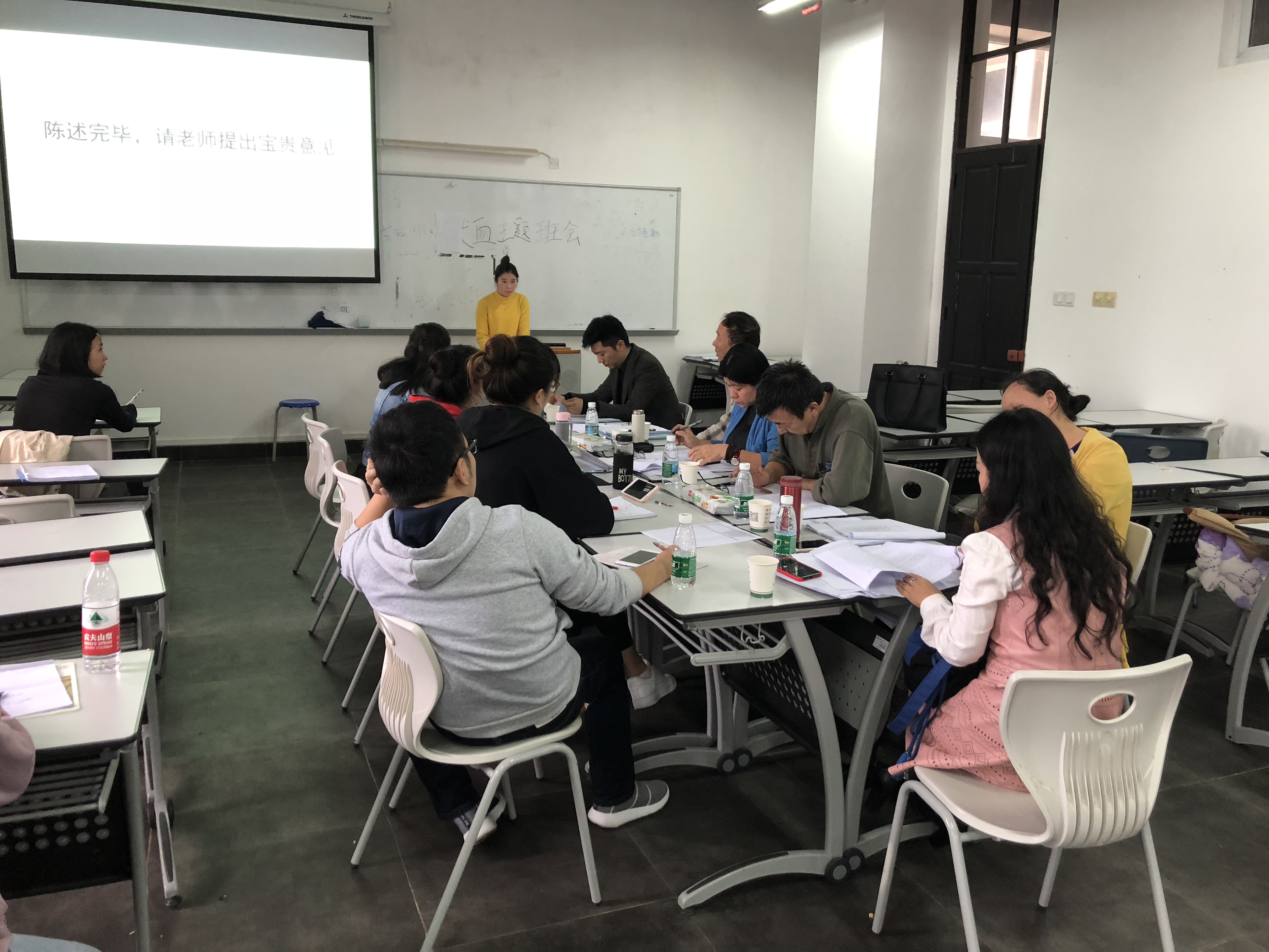 美术学院举办2018届研究生毕业论文中期答辩会