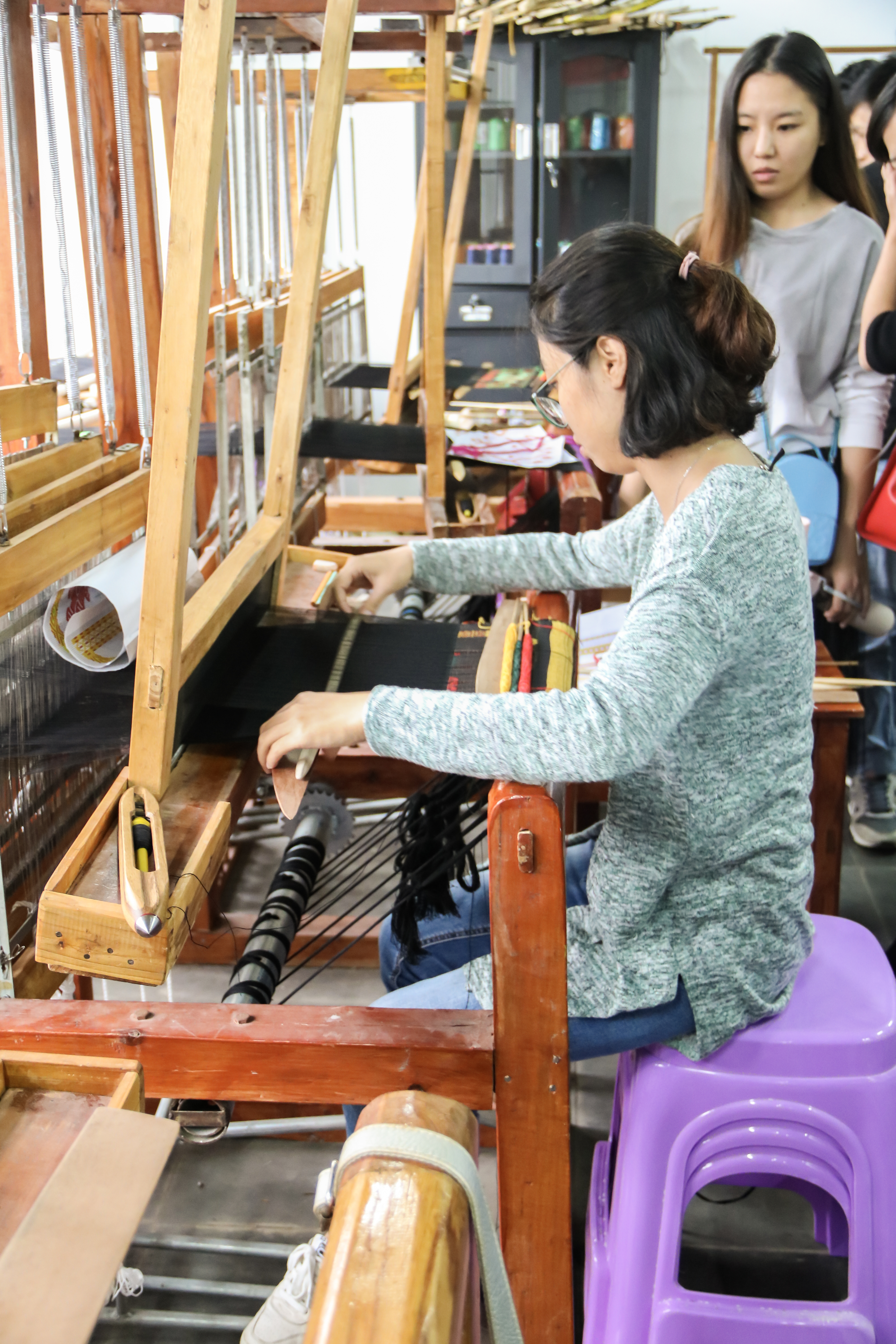 美术学院创新创业实践周活动之一——组织学生听《黎锦织造技艺》讲座